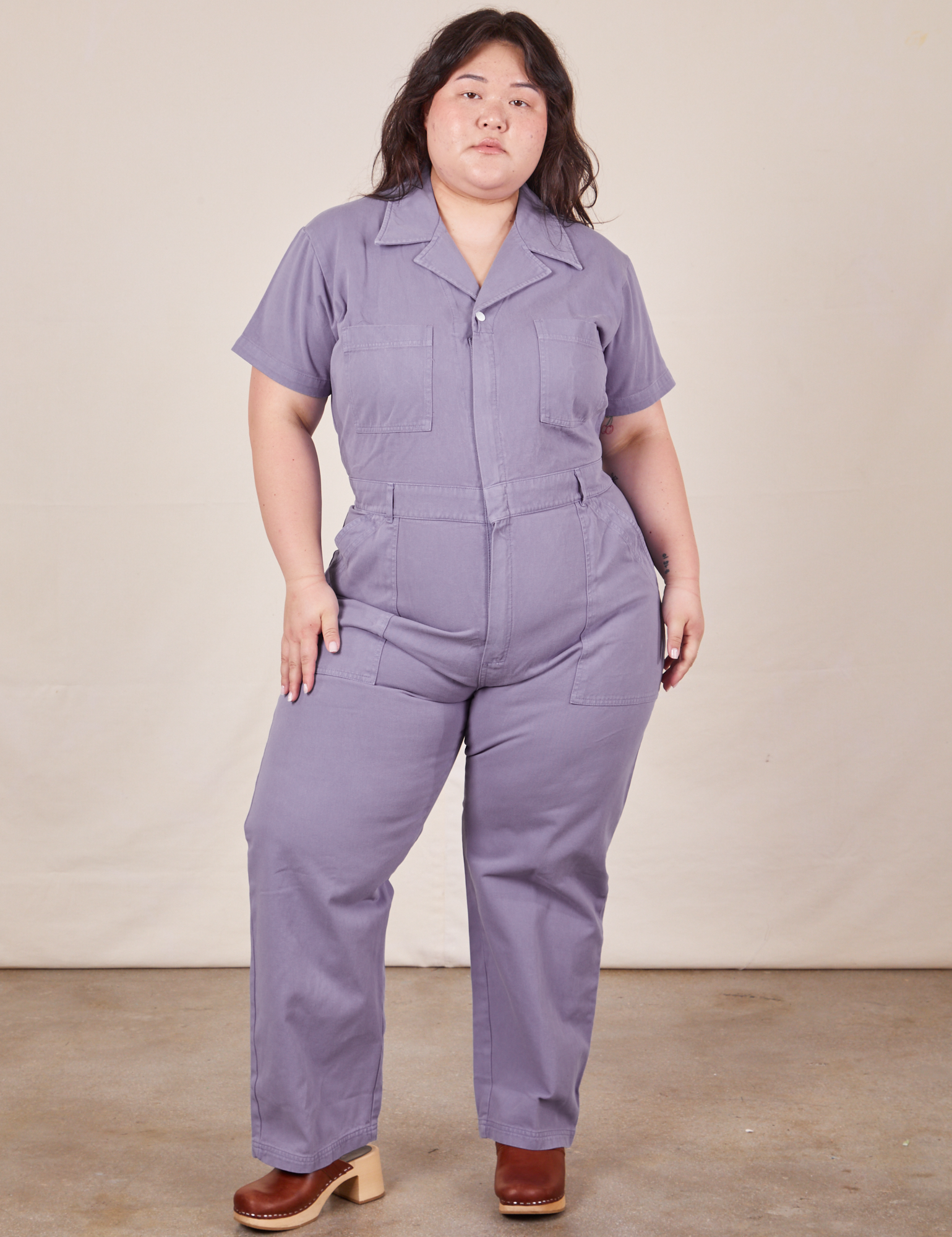 Ashley is 5&#39;7&quot; and wearing 1XL Short Sleeve Jumpsuit in Faded Grape