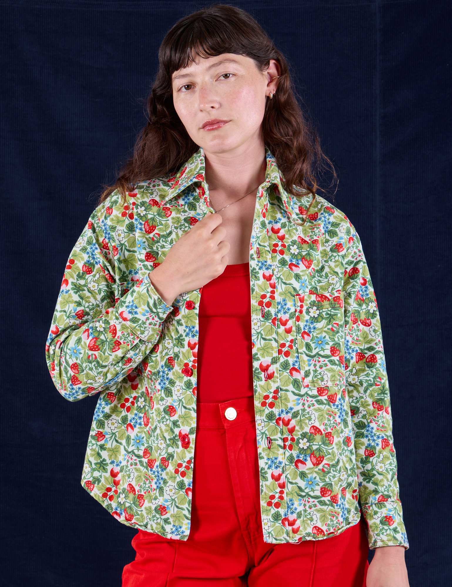 Alex is 5'8" and wearing P Cropped Overshirt in Strawberry Blossom