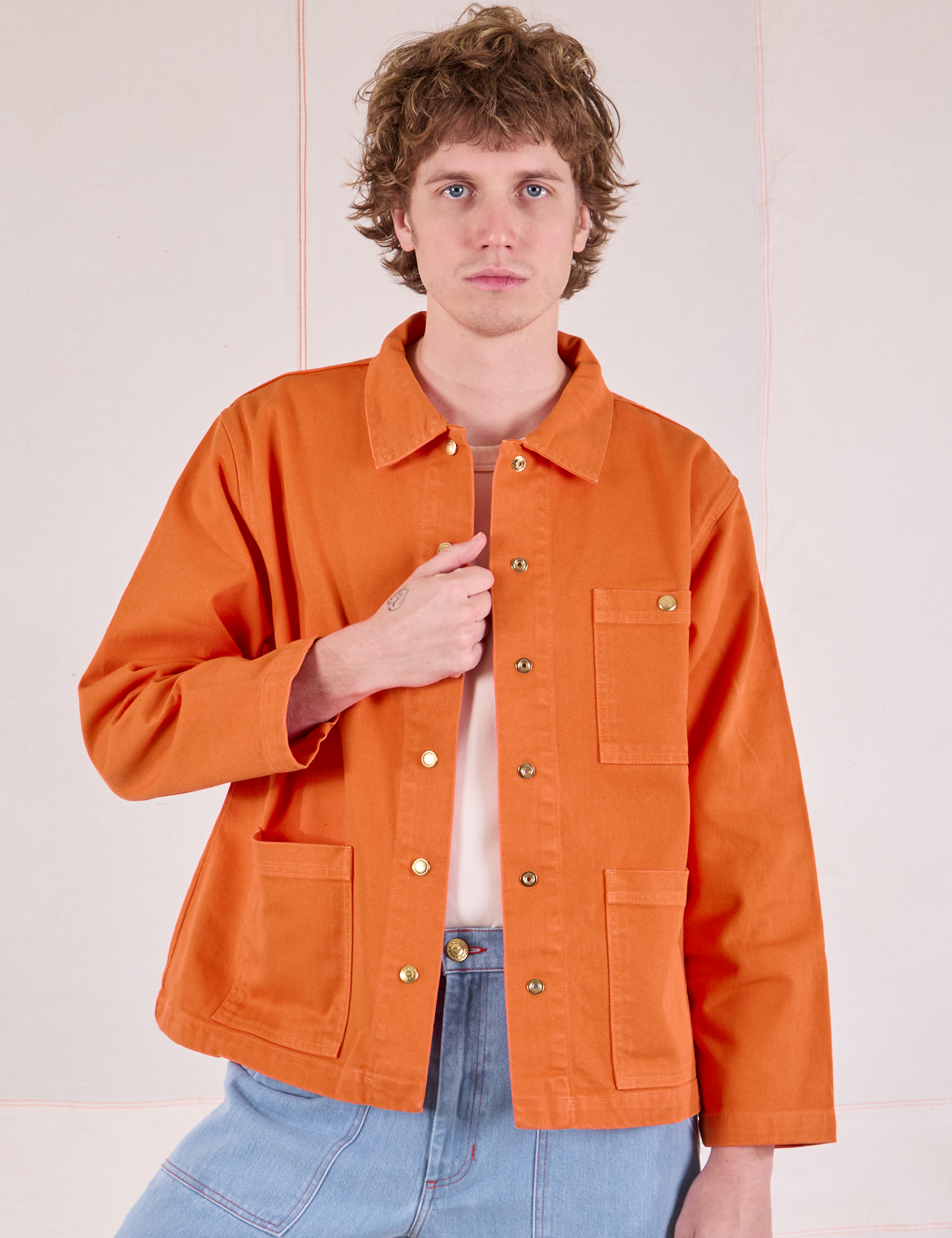 Quinn is 6&#39;4&quot; and wearing L Denim Work Jacket in Construction Orange