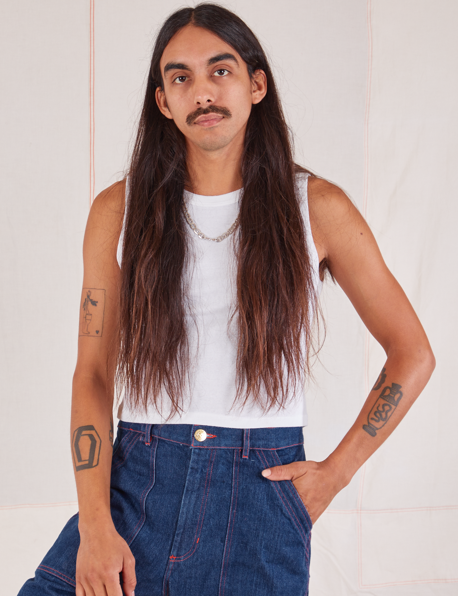 Anthony is 5’10” and wearing S Muscle Tee in Vintage Tee Off-White