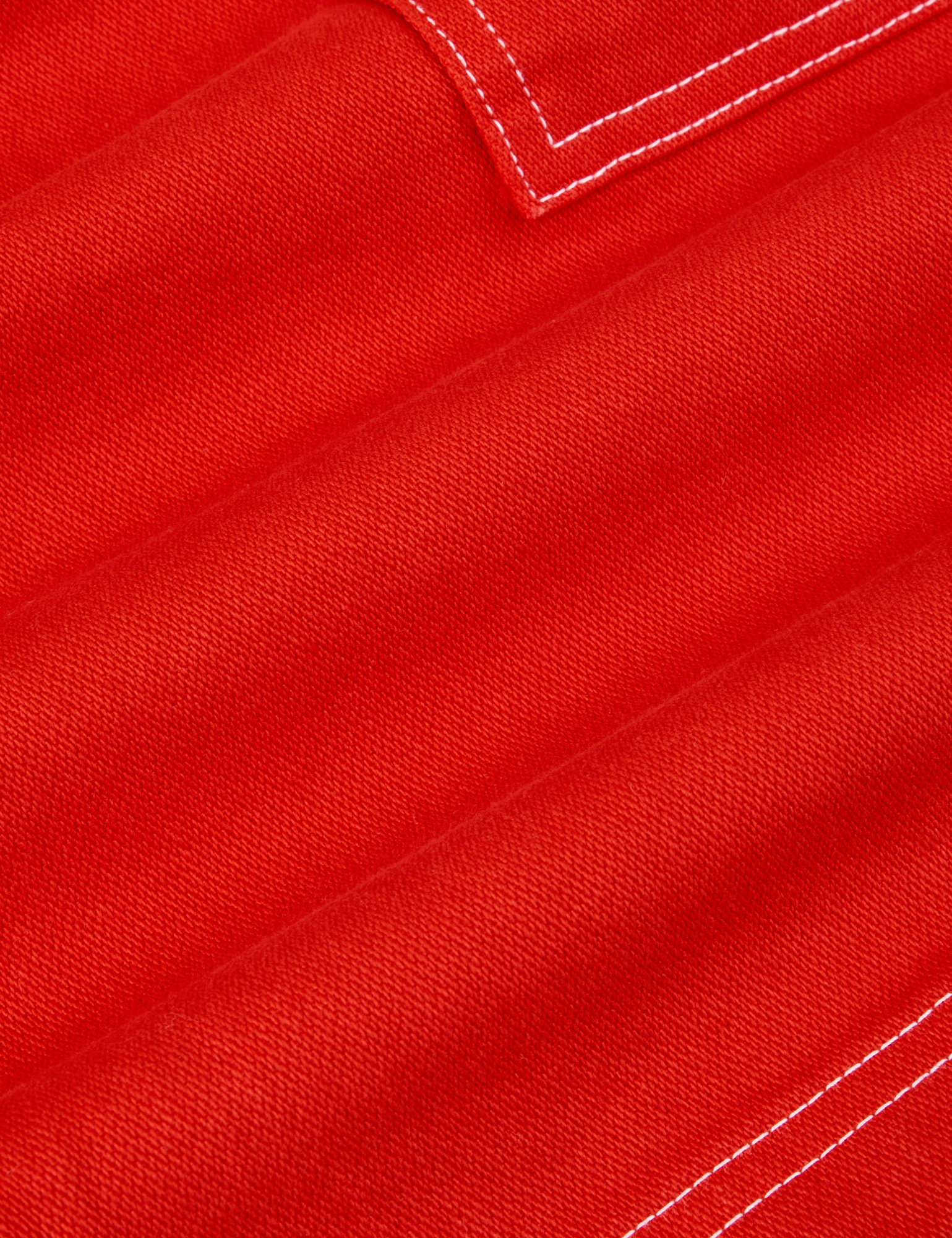 Carpenter Shorts in Mustang Red fabric detail close up