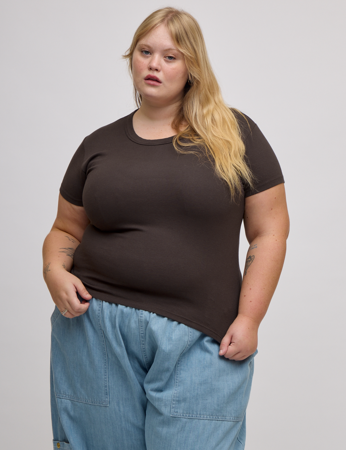 Juliet is wearing Baby Tee in Espresso Brown