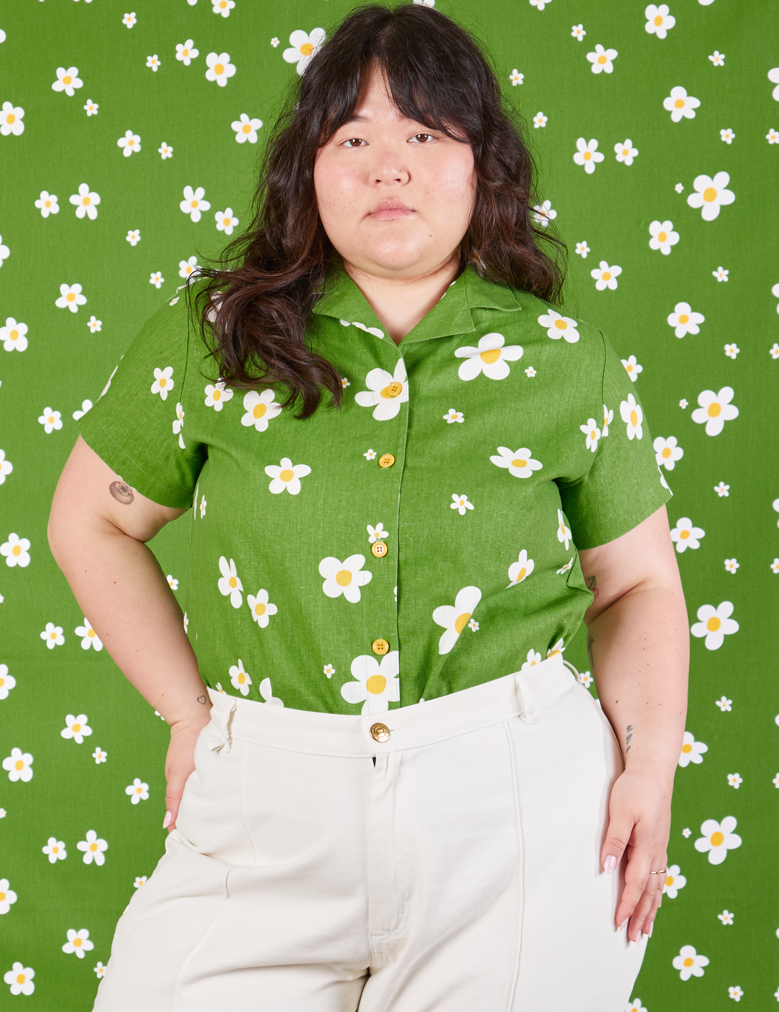 Ashley is 5"7" and wearing L Pantry Button-Up in Bob Baker Flower