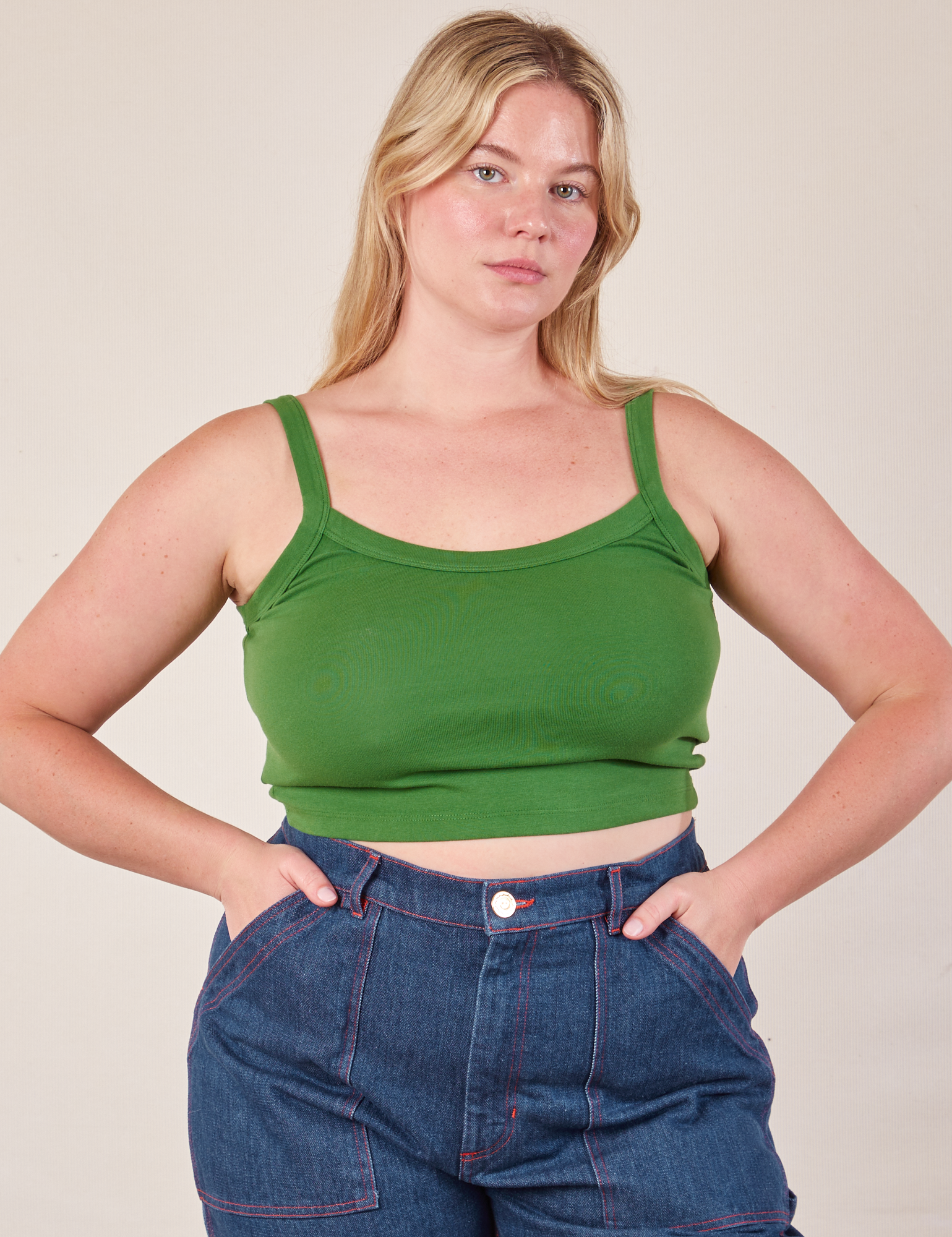 Lish is 5’8” and wearing M Cropped Cami in Lawn Green paired with dark wash Carpenter Jeans