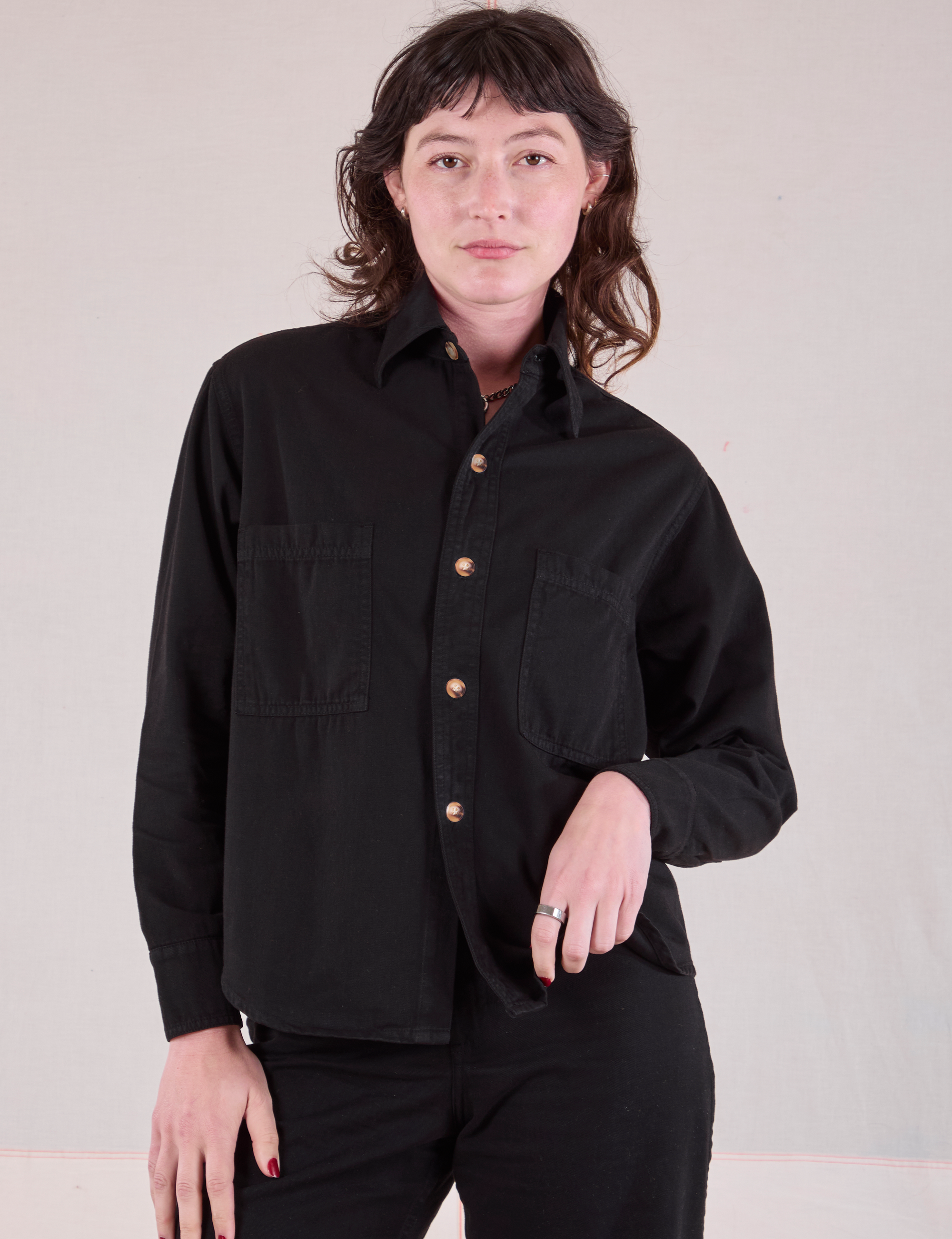 Alex is 5'8" and wearing P Cropped Overshirt in Basic Black