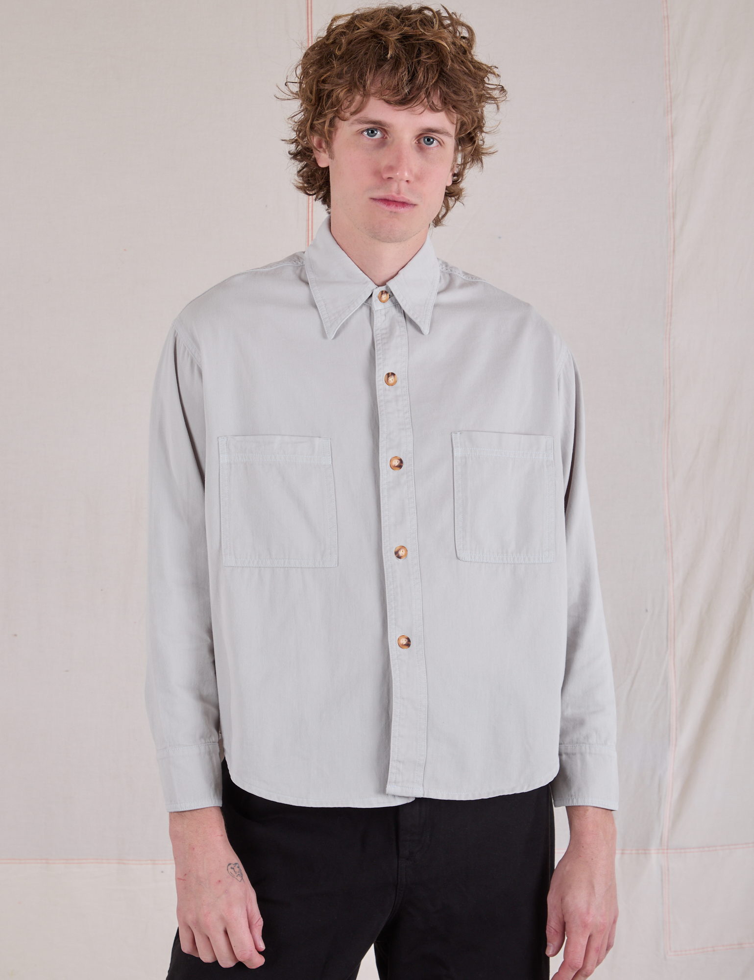 Quinn is 6'3" and wearing S Cropped Overshirt in Stone White