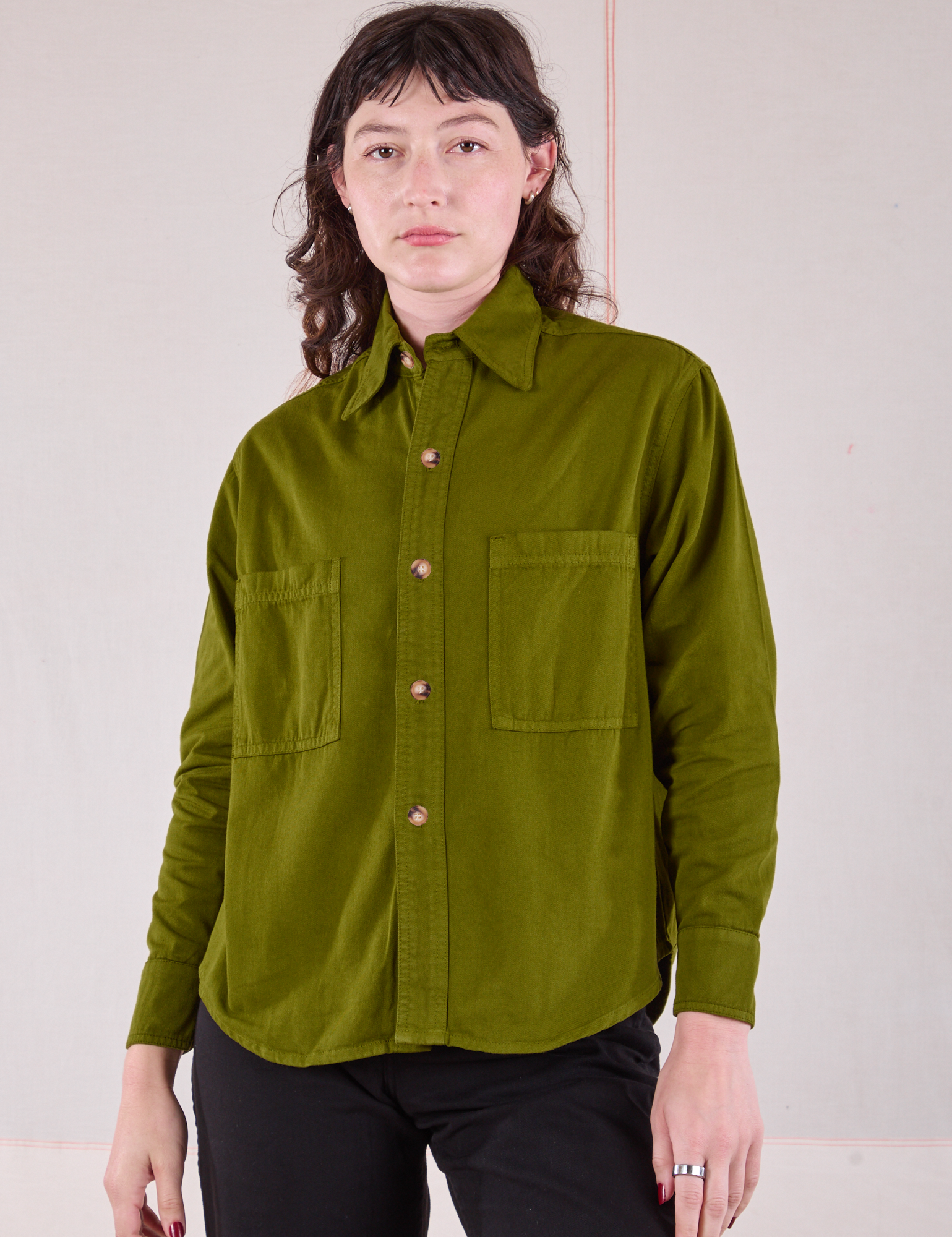 Alex is 5&#39;8&quot; and wearing P Cropped Overshirt in Summer Olive