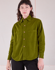 Alex is 5'8" and wearing P Cropped Overshirt in Summer Olive