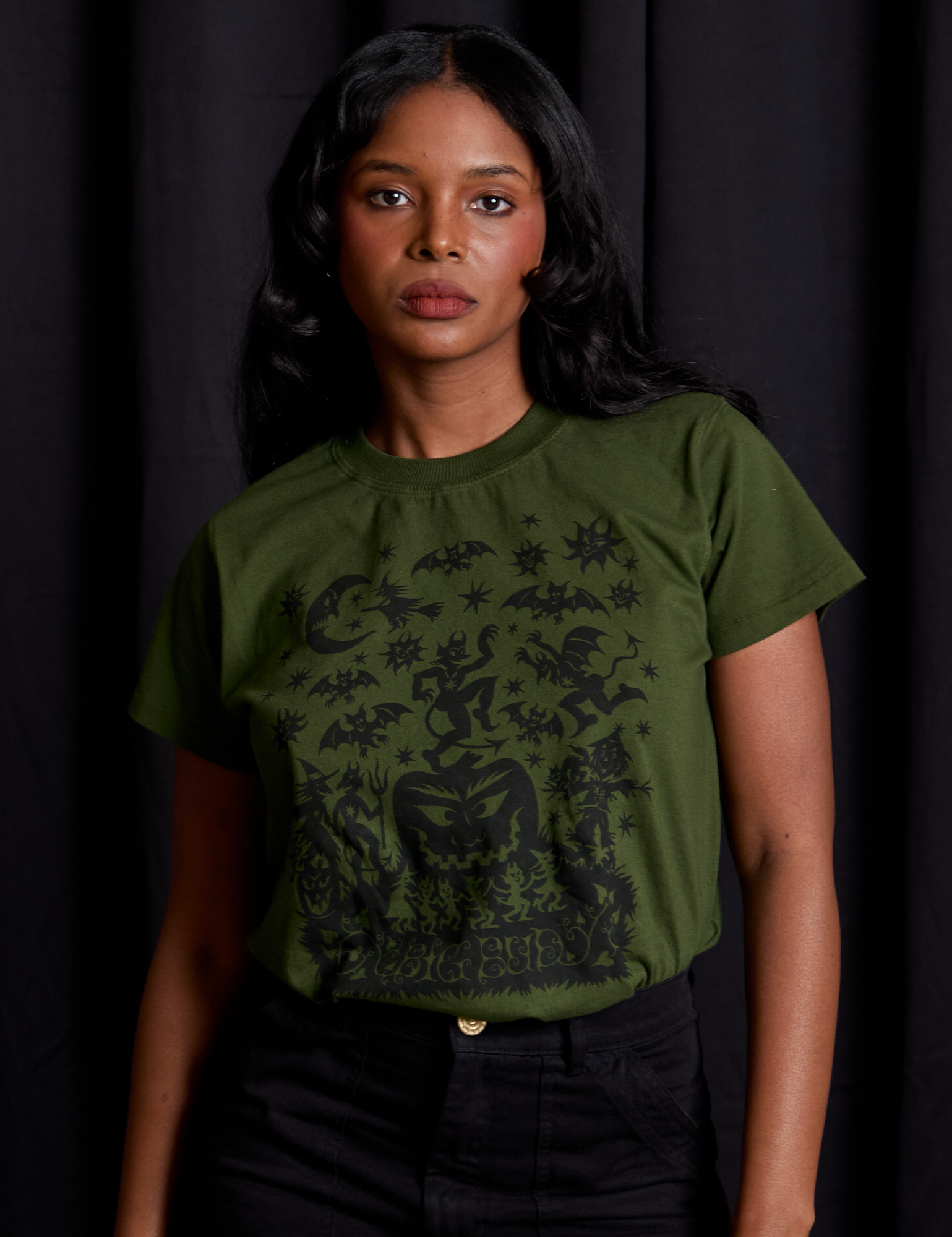 Kandia is 5'3" and wearing XXS Vintage Tee in Papercut