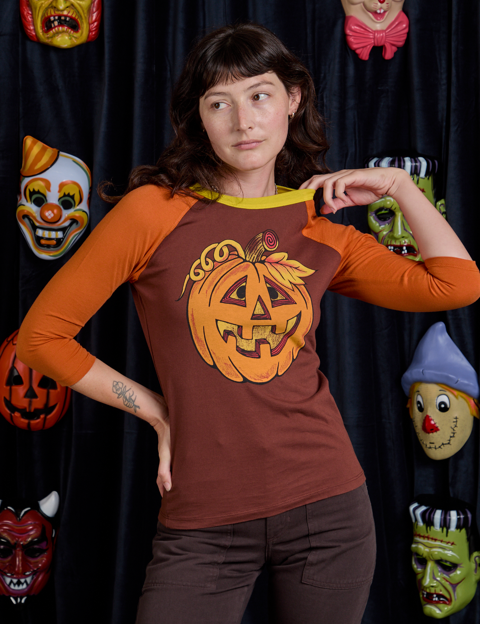 Alex is 5&#39;8&quot; and wearing P Raglan Tee in Jack-O-Lantern