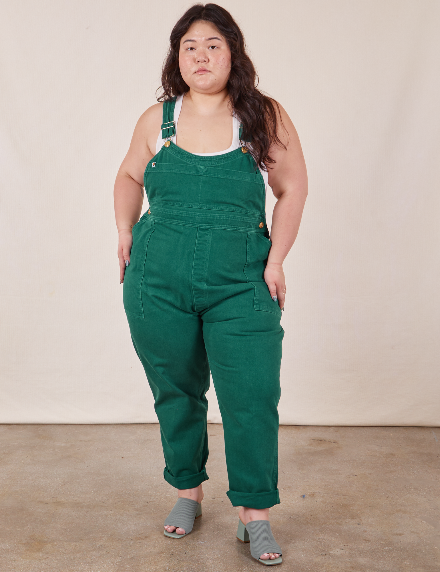 Ashley is 5'7" and wearing 1XL Original Overalls in Mono Hunter Green