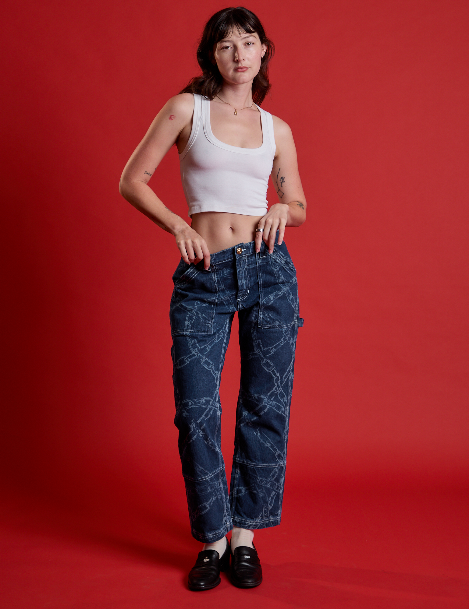 Mid-Rise Carpenter Jeans in Chain Link and Cropped Tank in Vintage Tee White on Alex