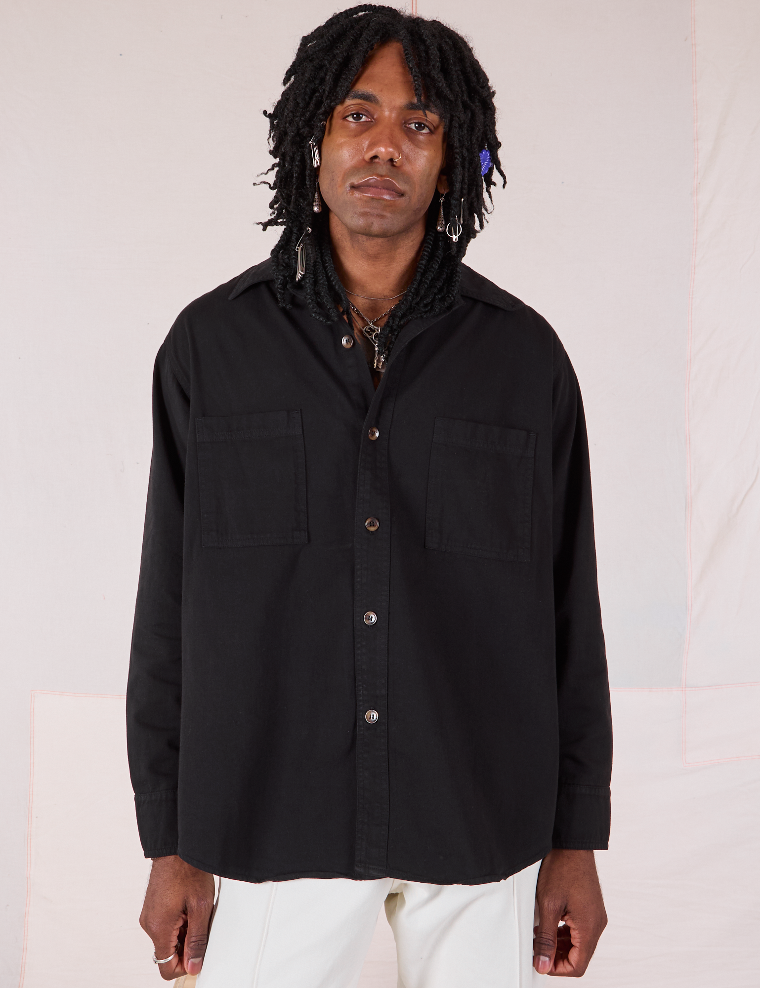 Jerrod is 6’3” and wearing S Twill Overshirt in Basic Black