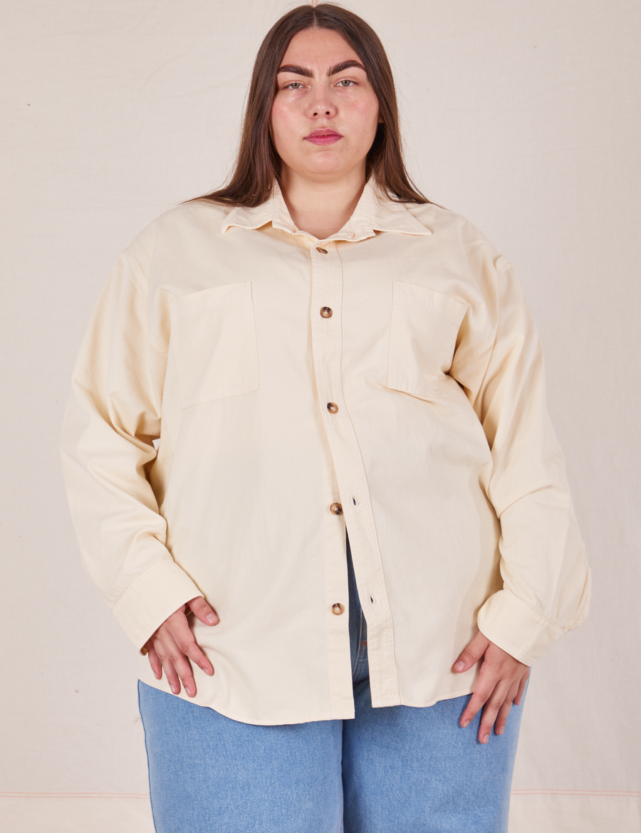 Marielena is wearing a buttoned up Oversize Overshirt in Vintage Off-White
