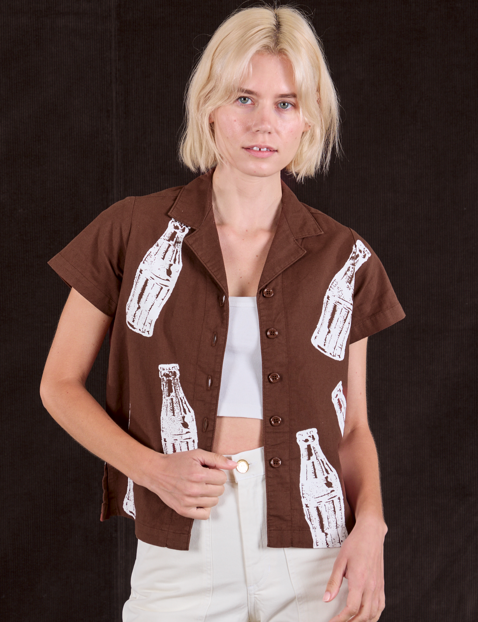 Madeline is 5'9" and wearing P Soda Bottle Pantry Button-Up in Fudgesicle Brown