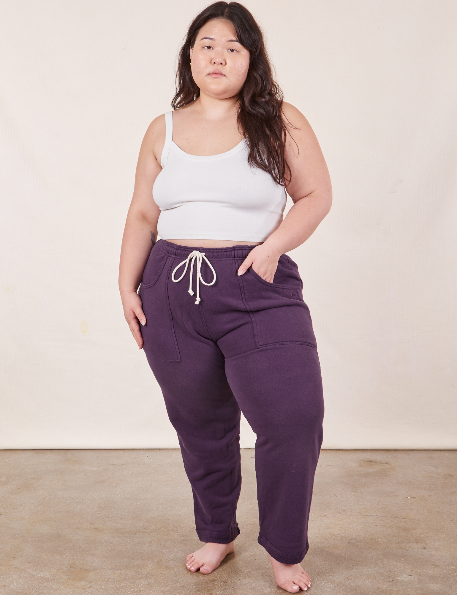 Ashley is 5&#39;7&quot; and wearing XL Cropped Rolled Cuff Sweatpants in Nebula Purple paired with vintage off-white Cami