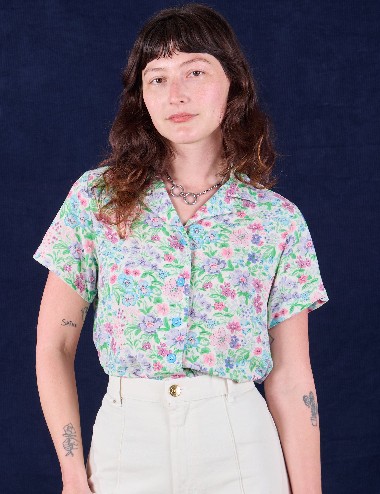 Alex is 5'8" and wearing P Pantry Button-Up in Vintage Wallpaper