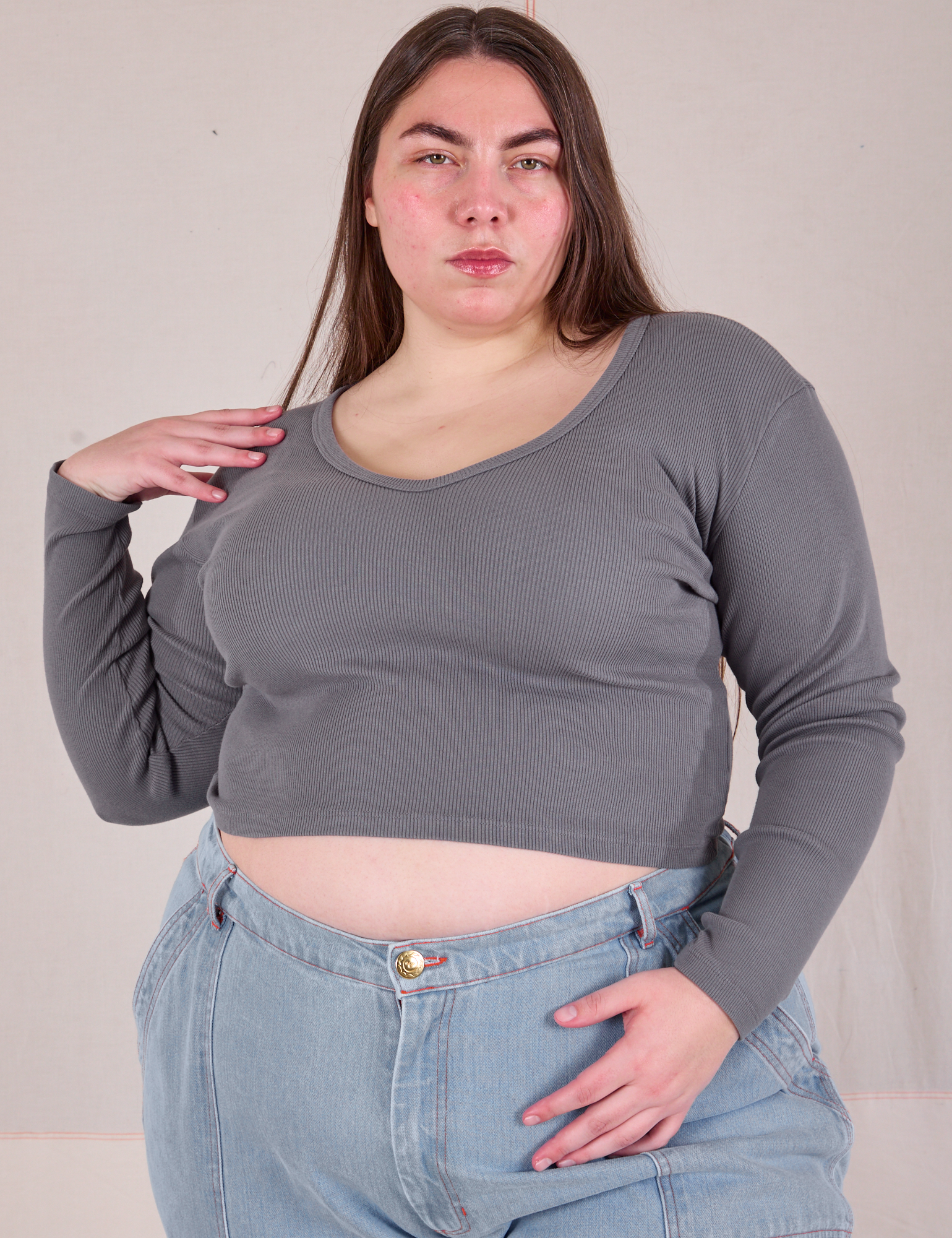 Marielena is 5'8" and wearing XL Long Sleeve V-Neck Tee in Washed Grey