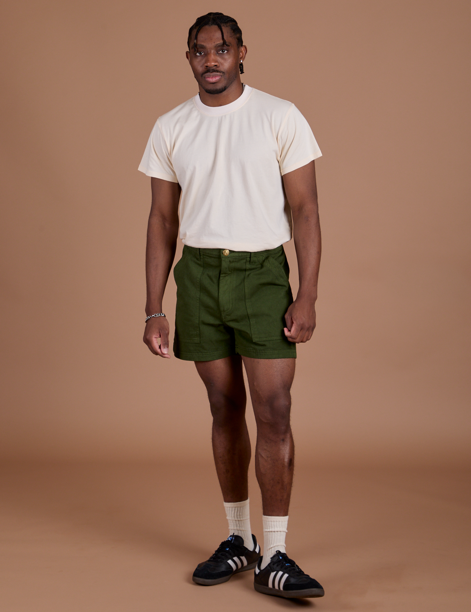 Isaac is 5’10” and wearing M Classic Work Shorts in Evergreen paired with Organic Vintage Tee in Vintage Off White