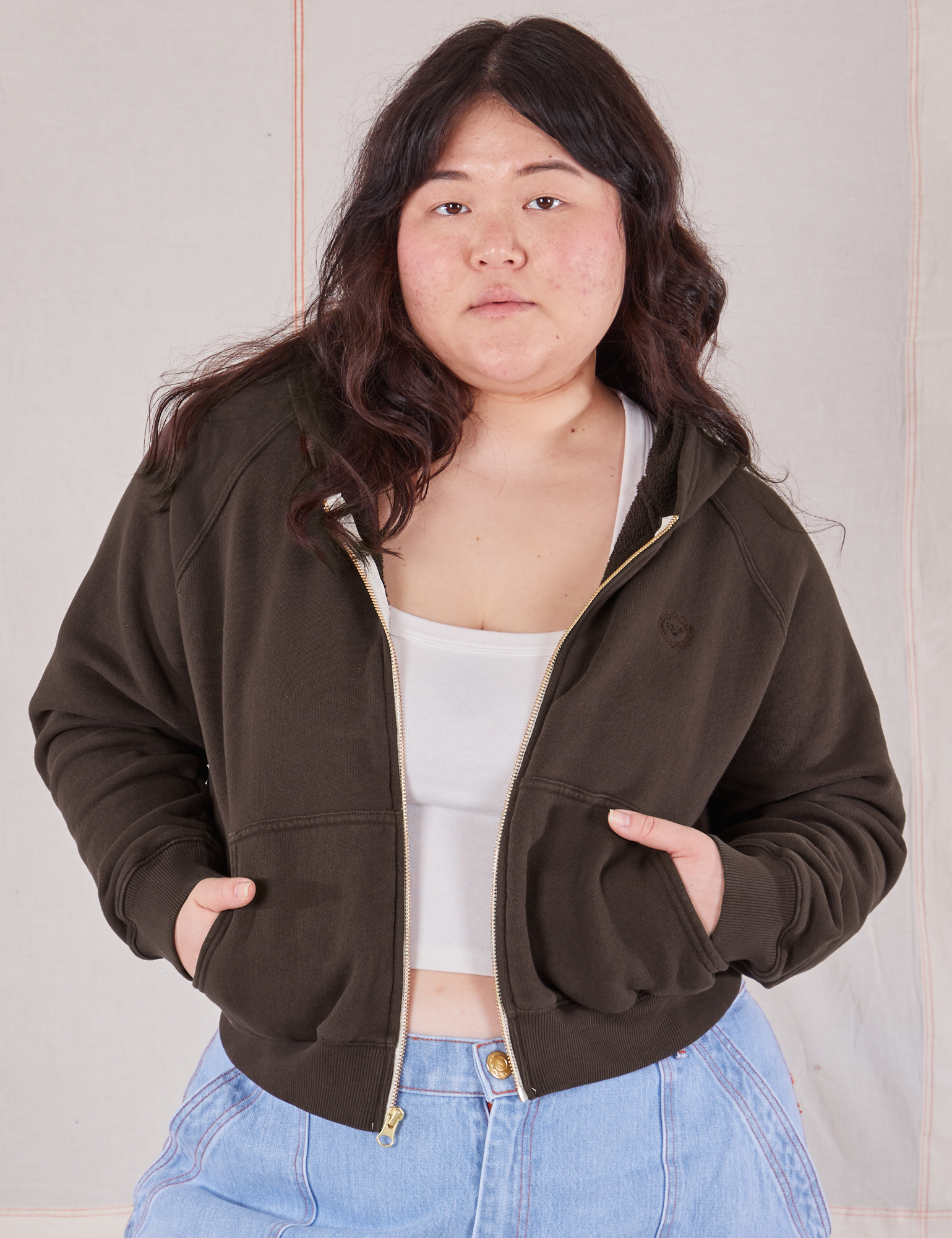 Ashley is 5&#39;7&quot; and wearing L Cropped Zip Hoodie in Espresso Brown with a vintage off-white Cropped Tank underneath