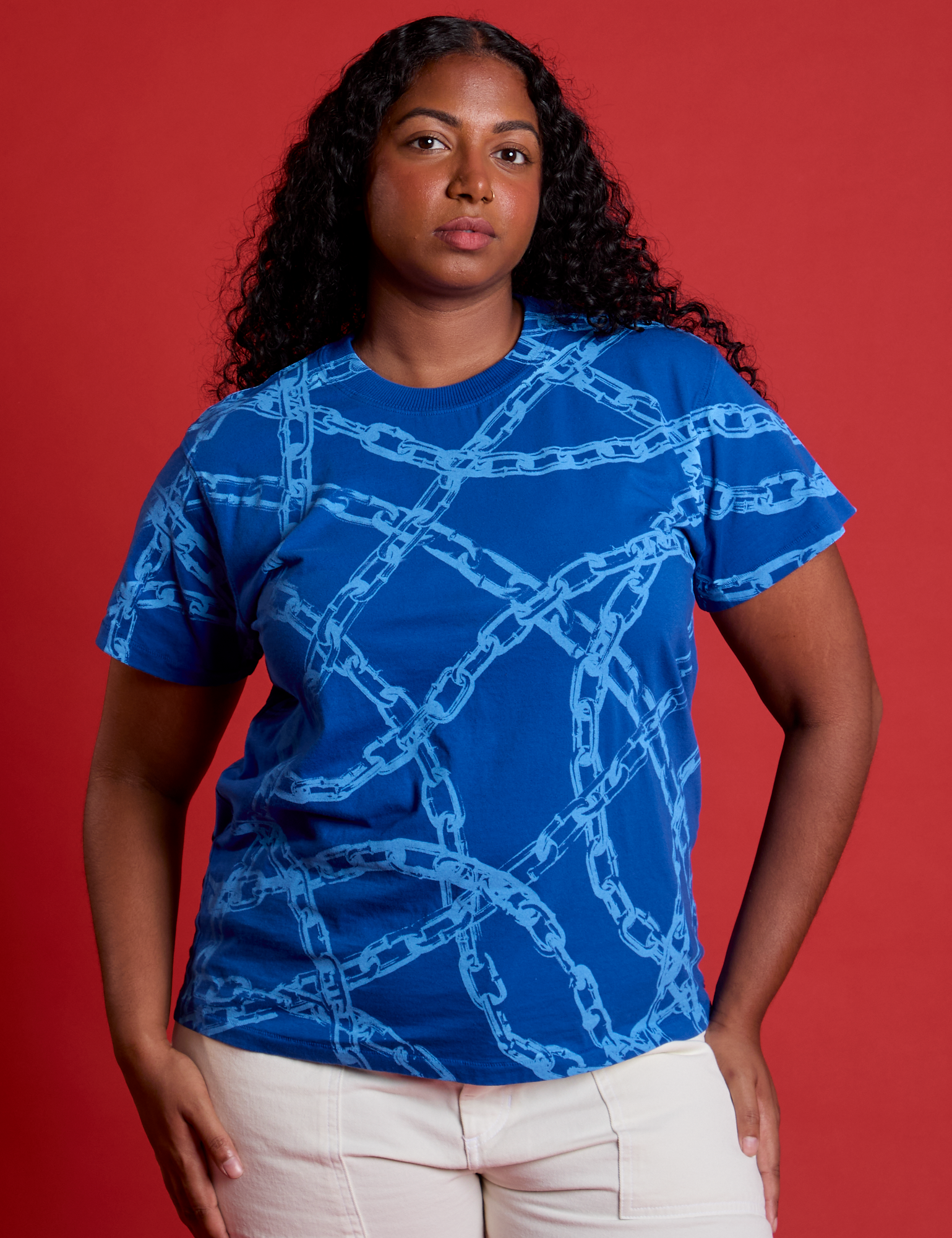 Meghna is 5&#39;8&quot; and wearing M Chain Link Vintage Tee in Royal Blue