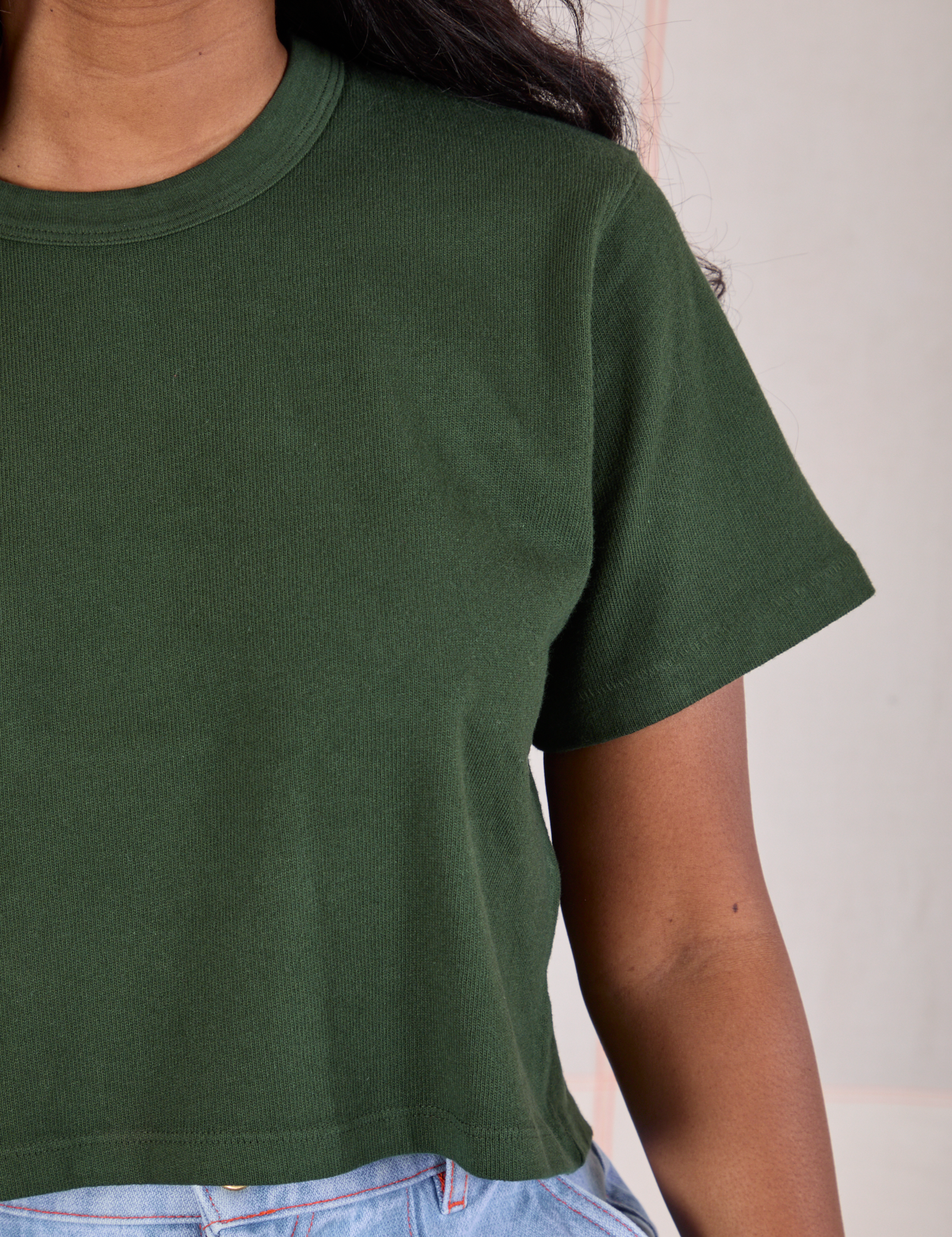 Cropped Burly Tee in Swamp Green close up on Kandia