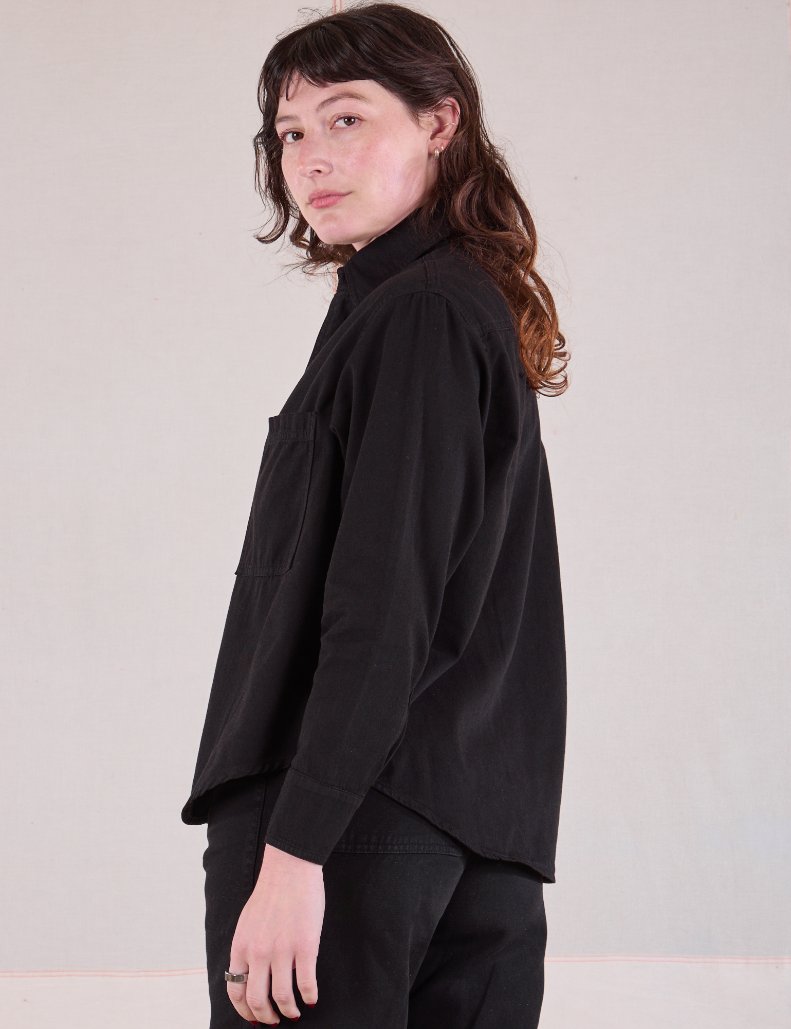 Cropped Overshirt in Basic Black side view on Alex