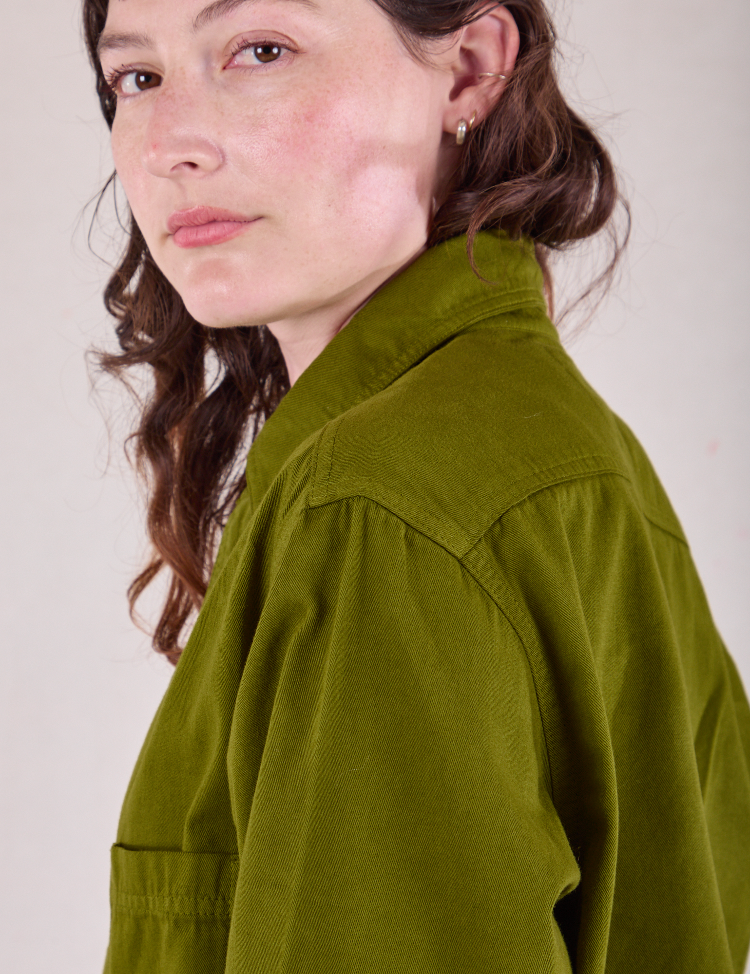 Cropped Overshirt in Summer Olive shoulder close up on Alex