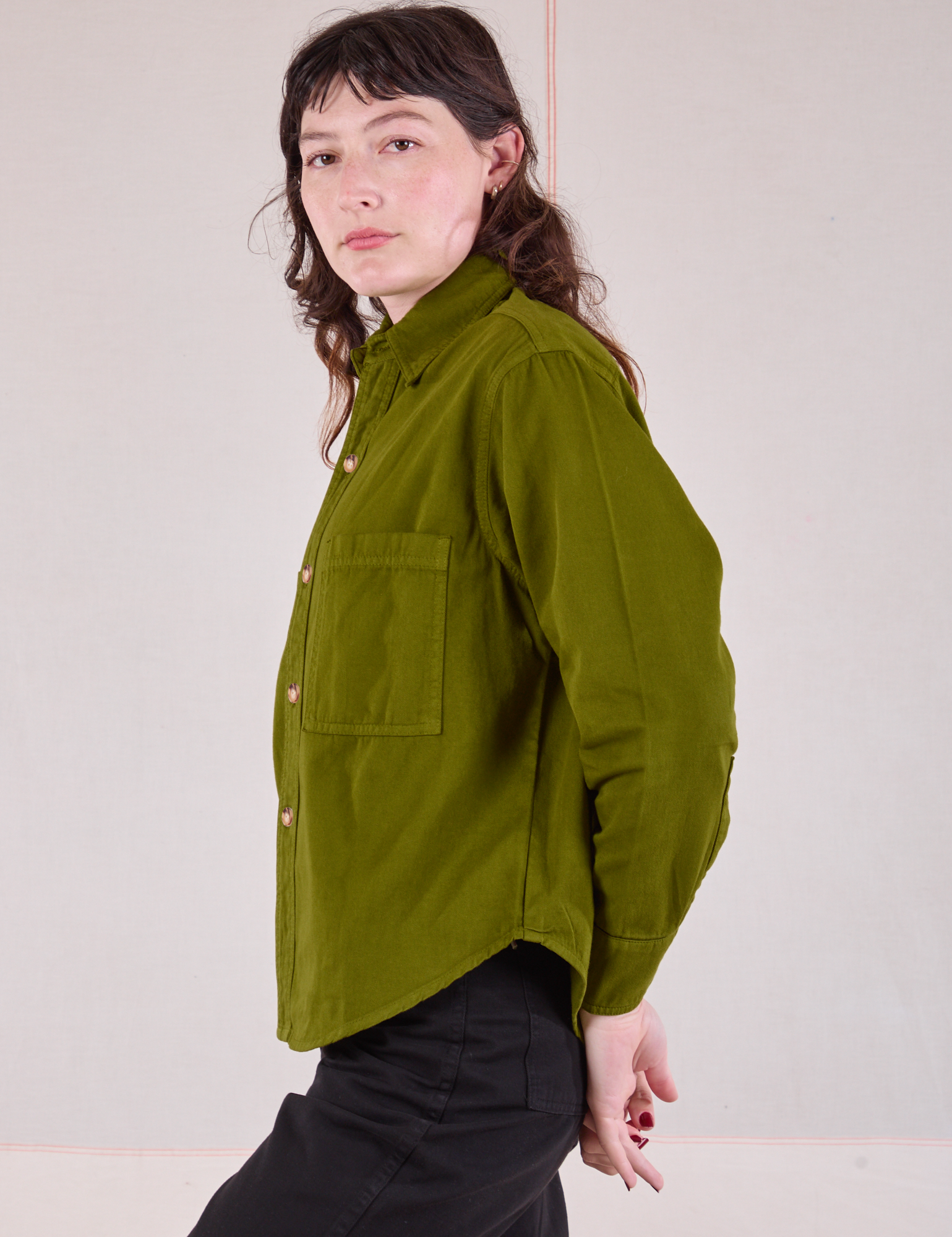 Cropped Overshirt in Summer Olive side view on Alex