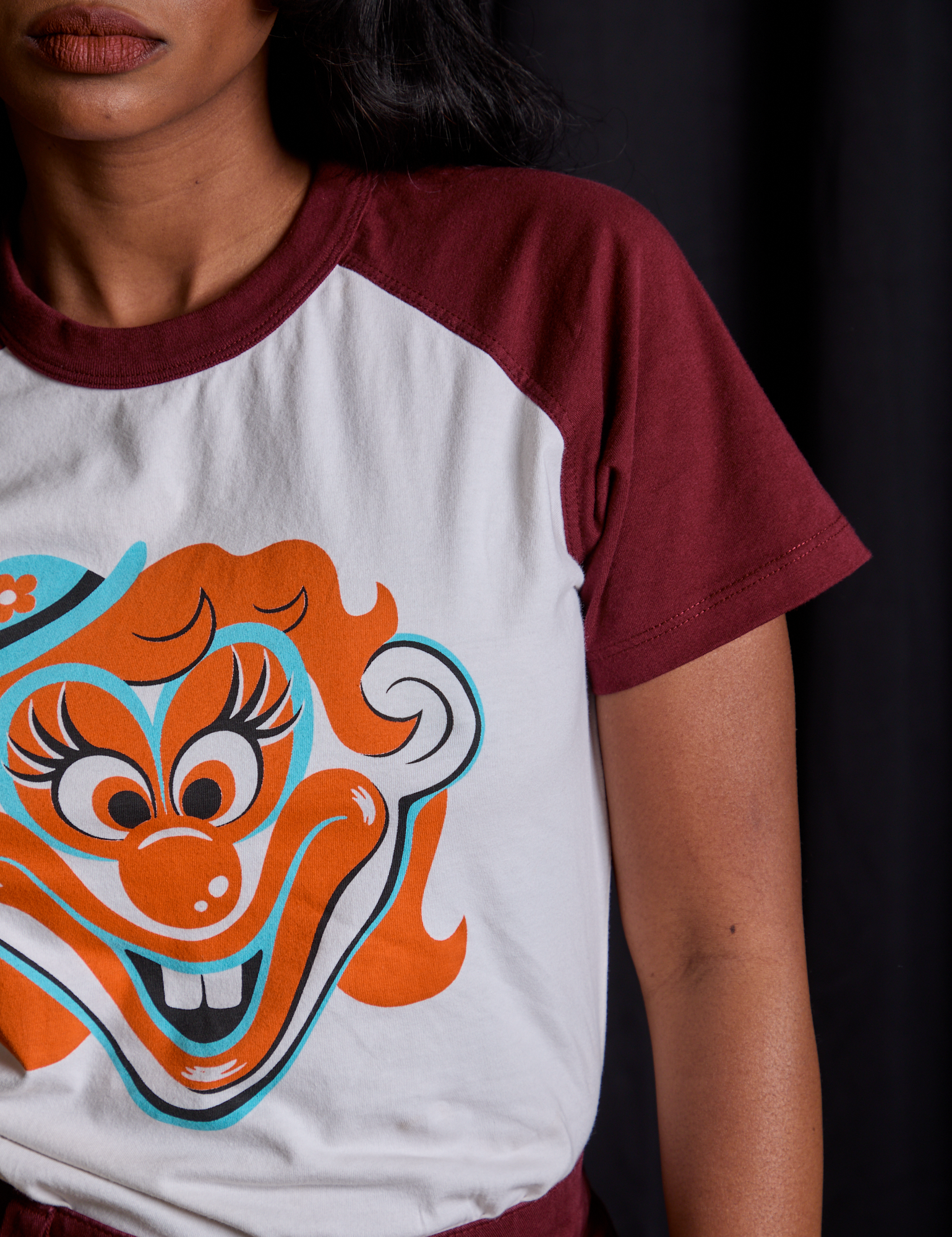Raglan Tee in Clown close up on Kandia