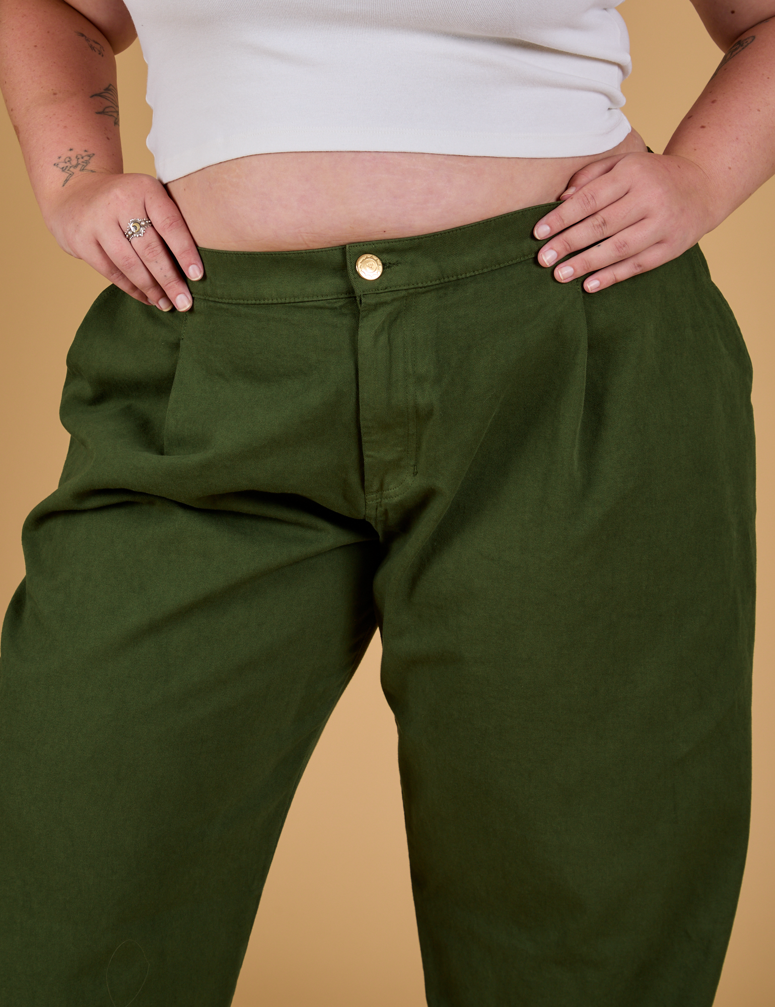 Baggy Mid-Rise Trousers in Evergreen front close up on Juliet
