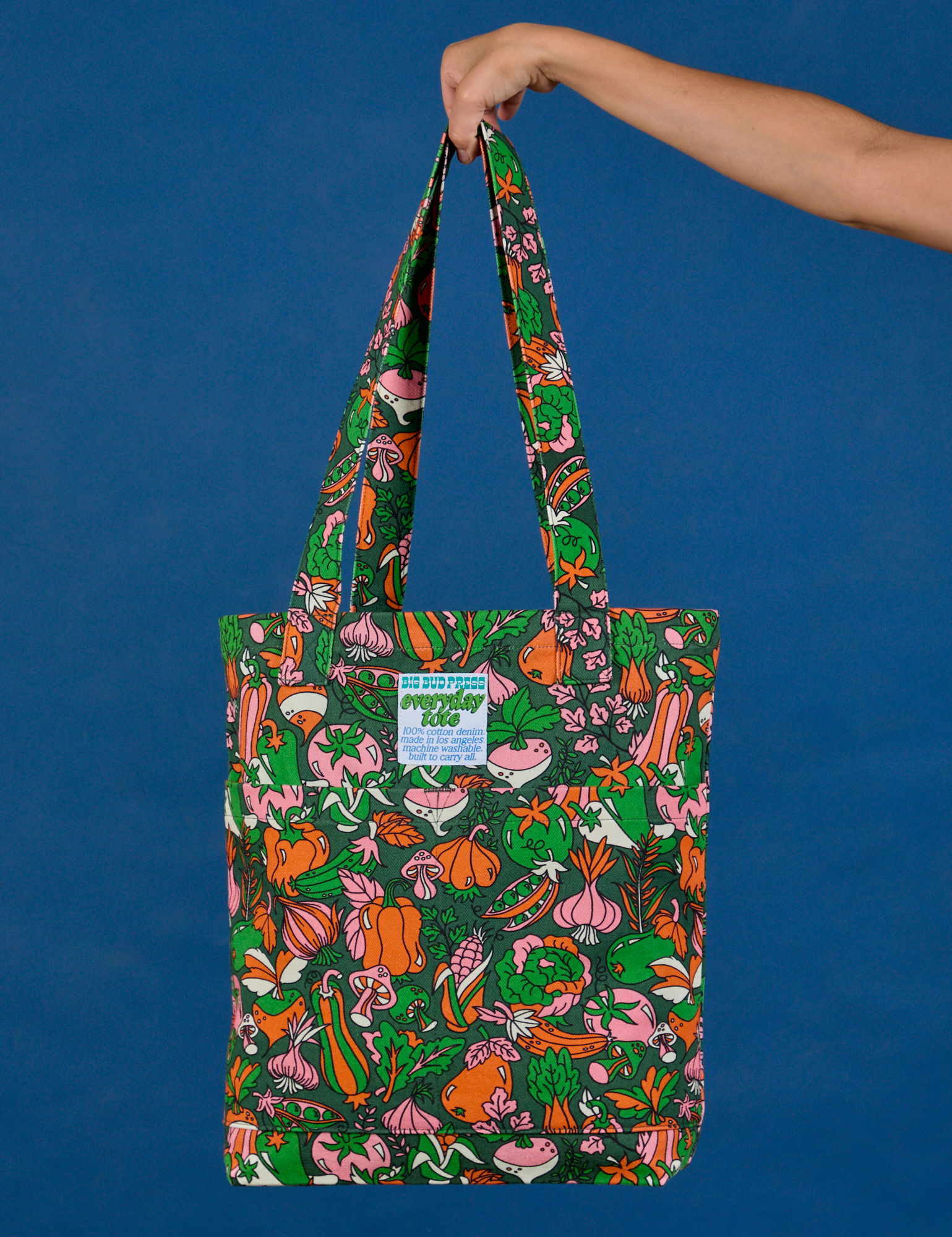 Kitchen Collection Printed Everyday tote held by model