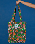 Kitchen Collection Printed Everyday tote held by model