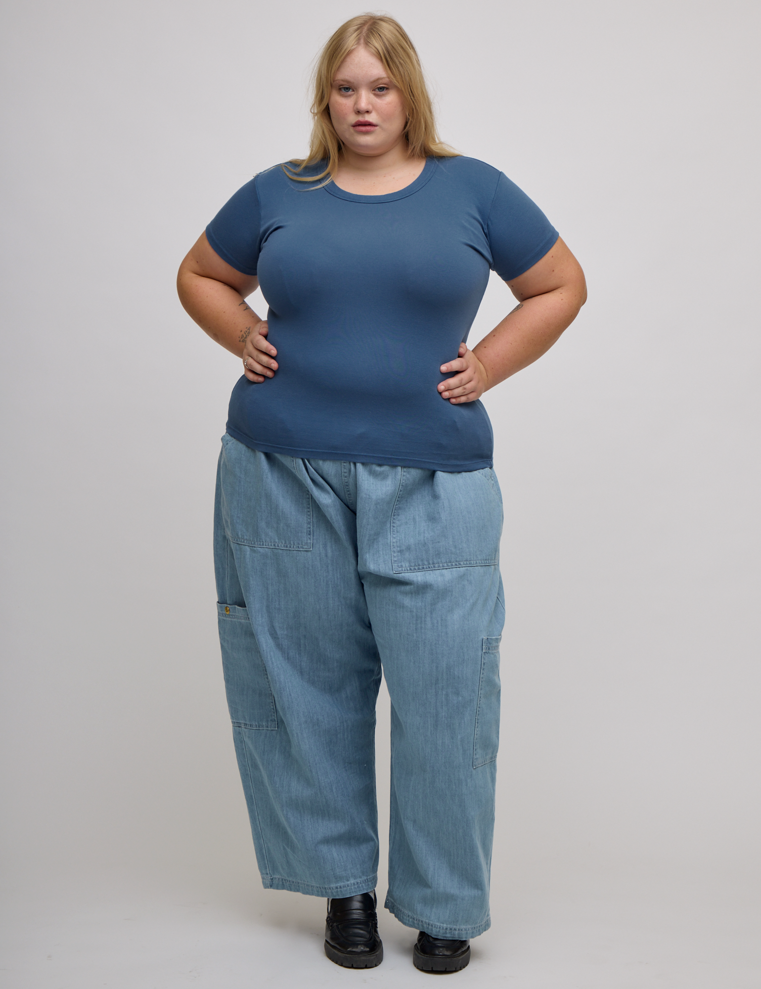 Juliet is wearing Baby Tee in French Blue and light wash denim drop pocket pants