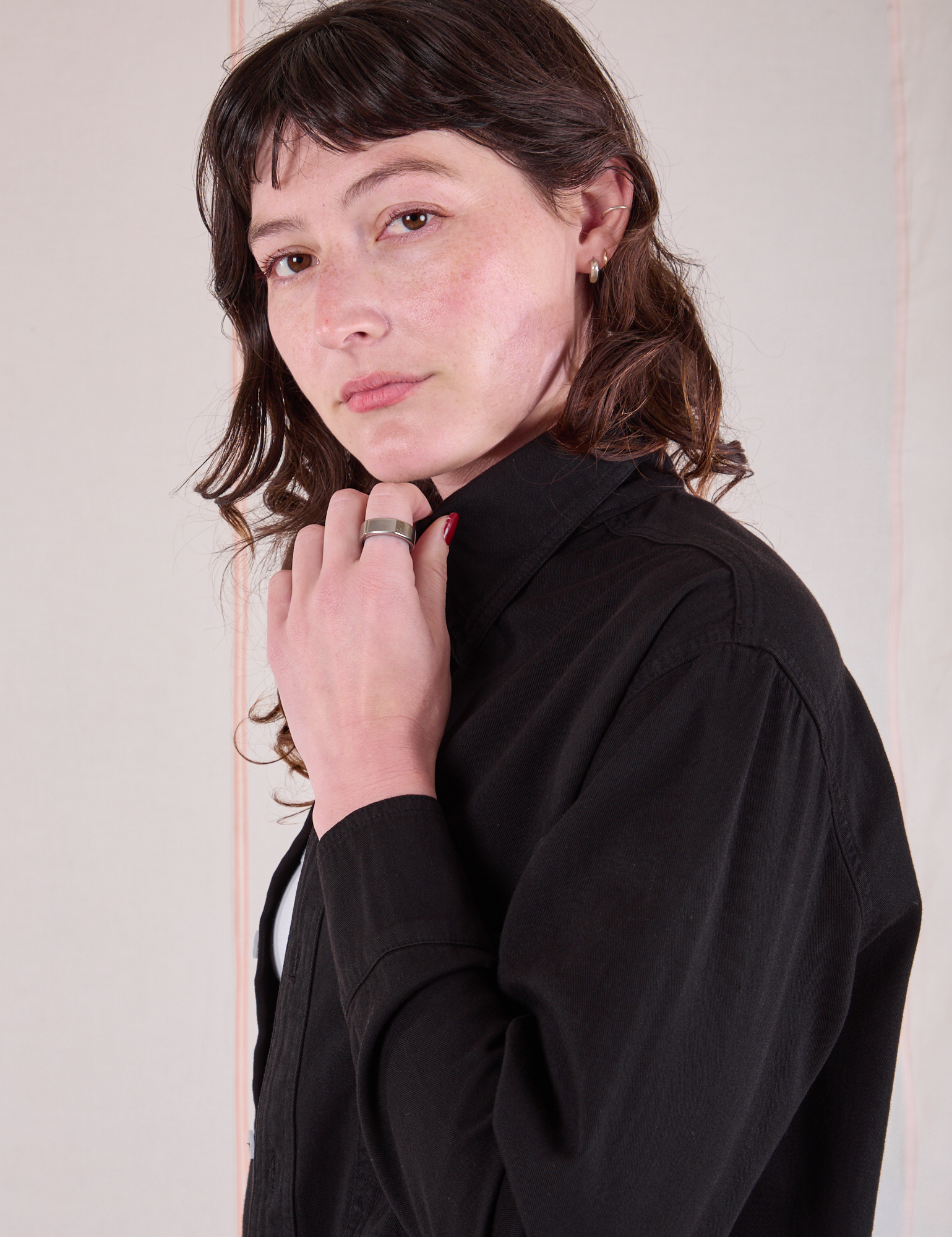 Cropped Overshirt in Basic Black shoulder close up on Alex