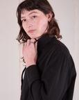 Cropped Overshirt in Basic Black shoulder close up on Alex