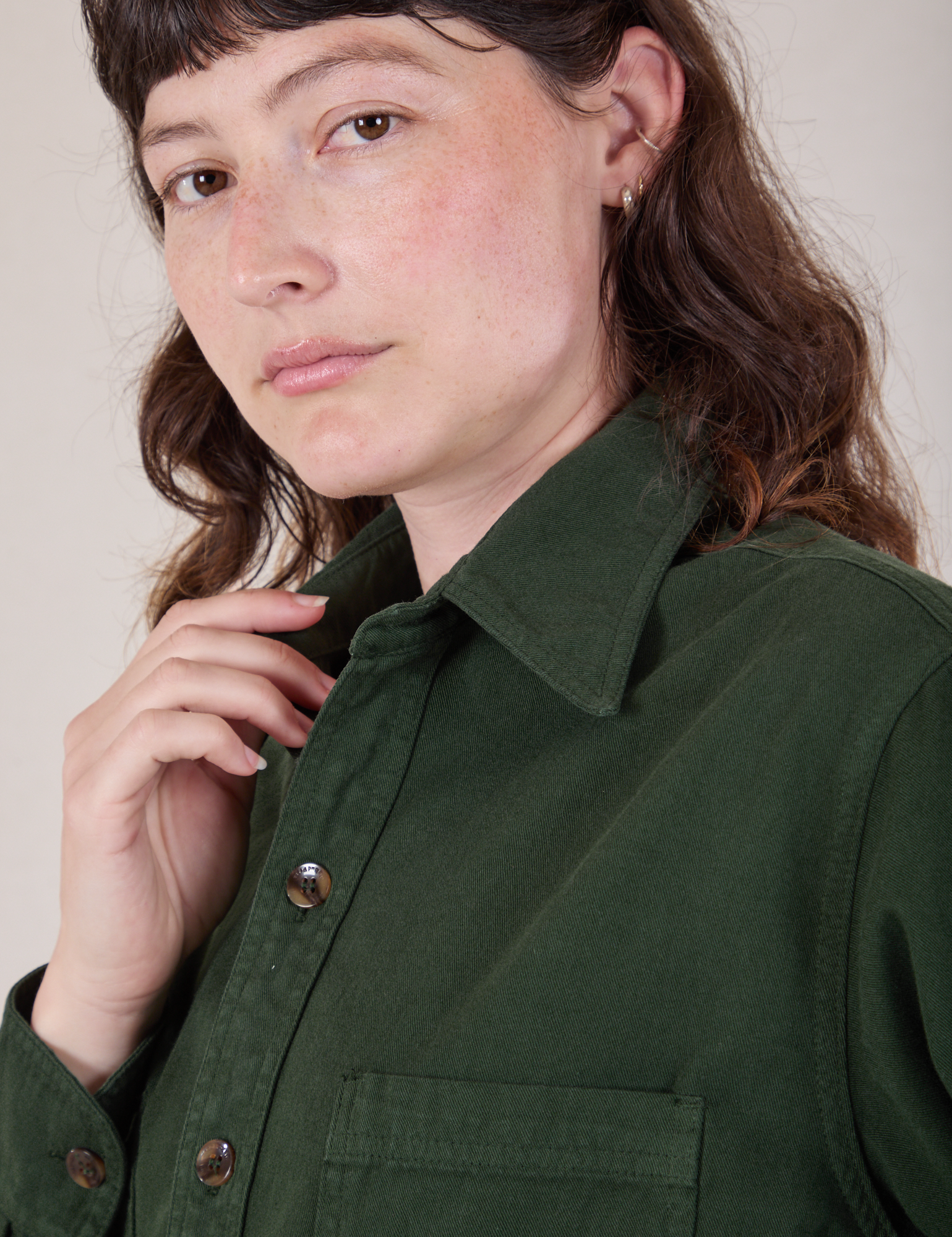 Twill Overshirt in Swamp Green close up on Alex