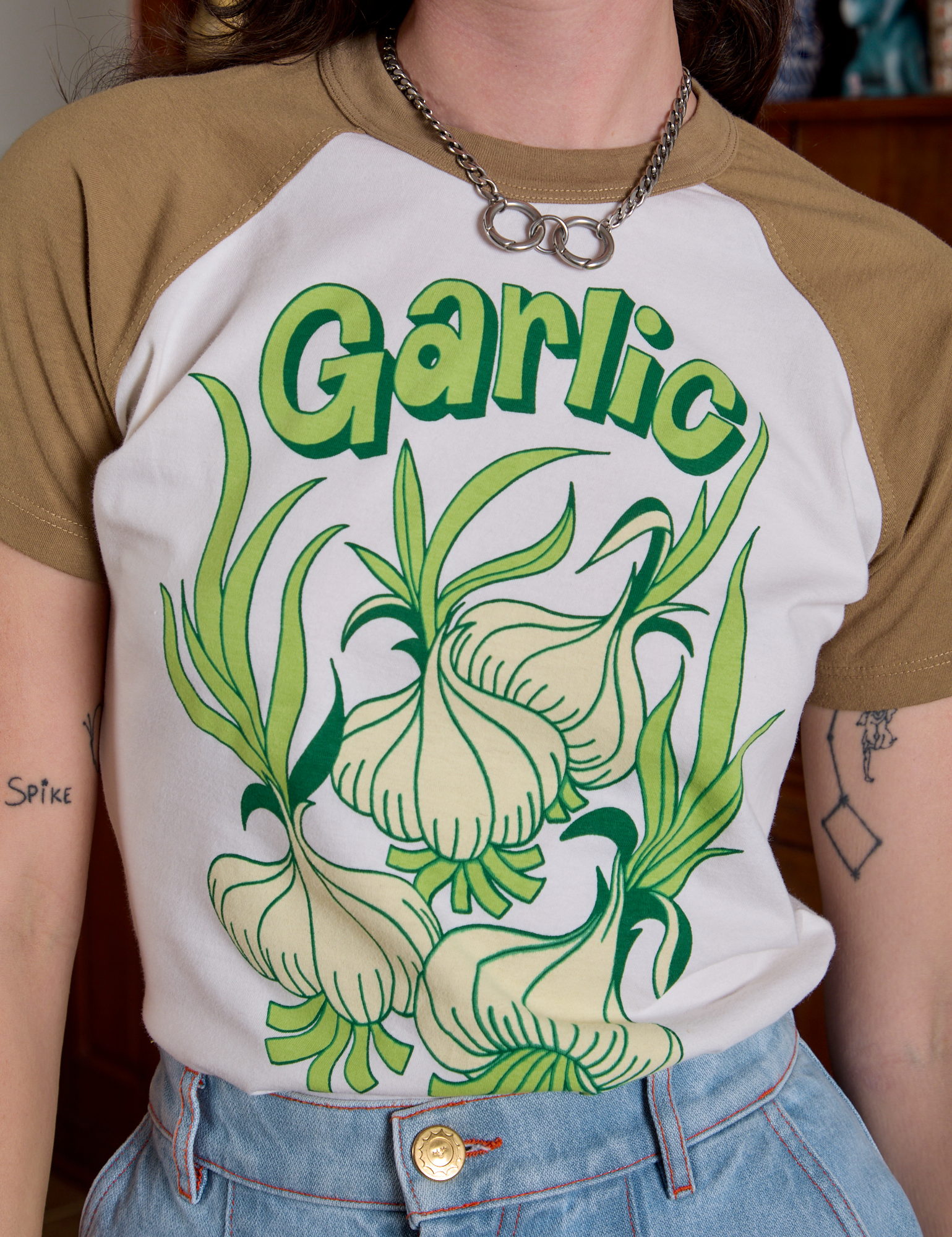 Short Sleeve Raglan Tee in Garlic front close up on Alex
