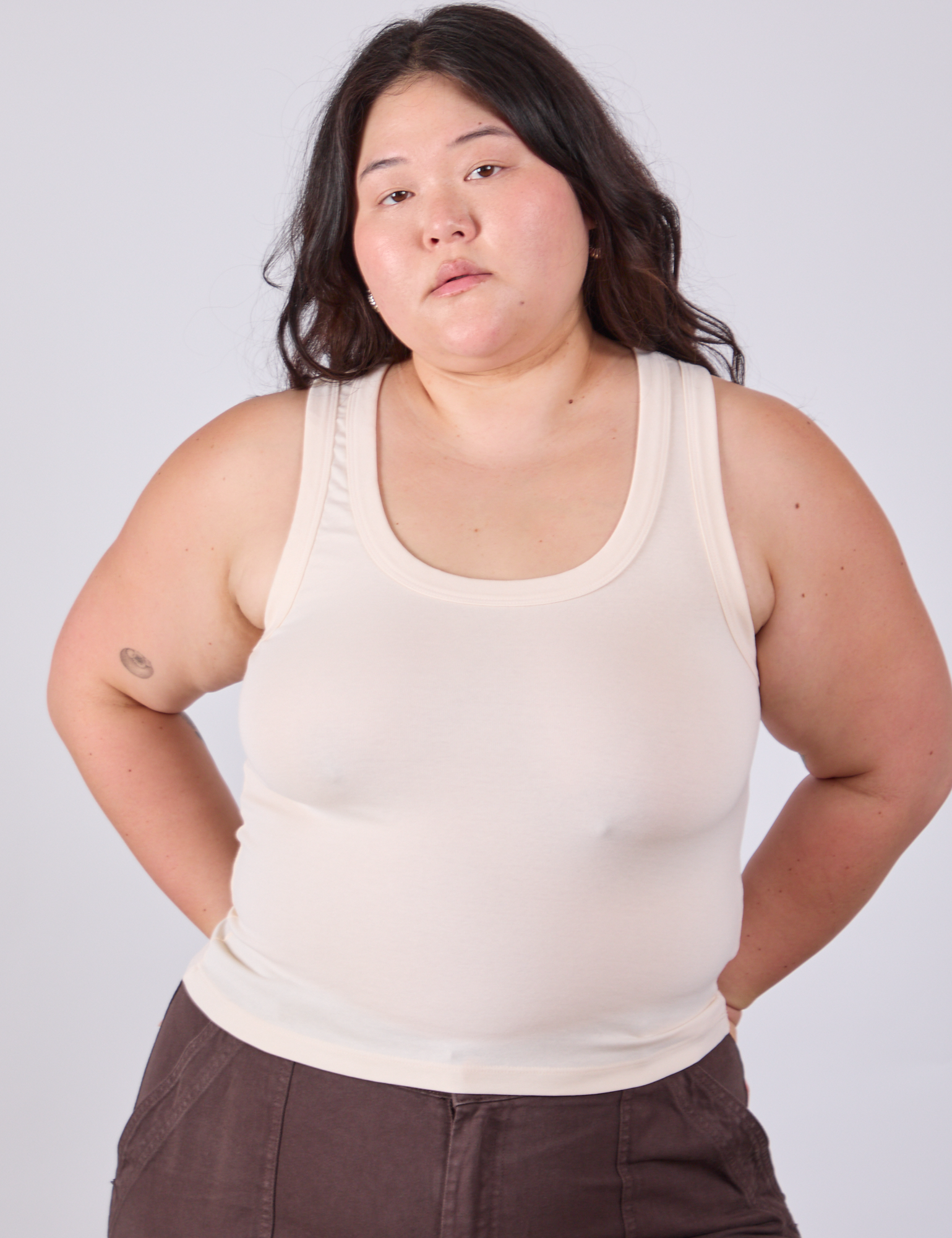 Ashley is 5&#39;7&quot; and wearing L Tank Top in Vintage Tee Off-White