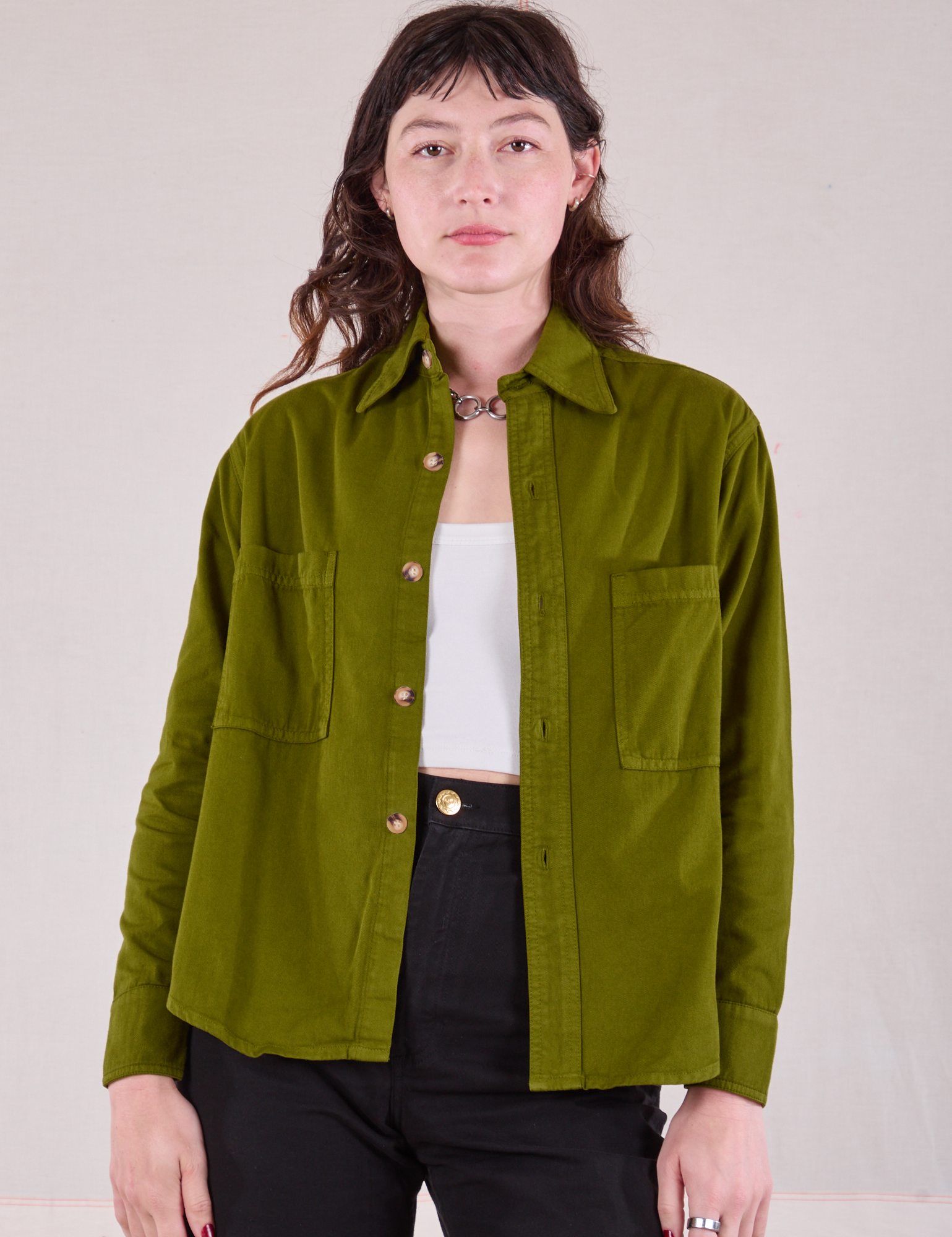 Cropped Overshirt in Summer Olive on Alex