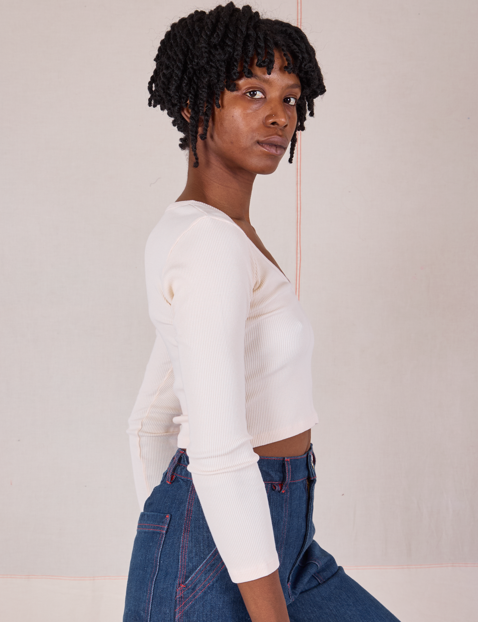 Long Sleeve V-Neck Tee in Vintage Tee Off-White side view on Cheyann