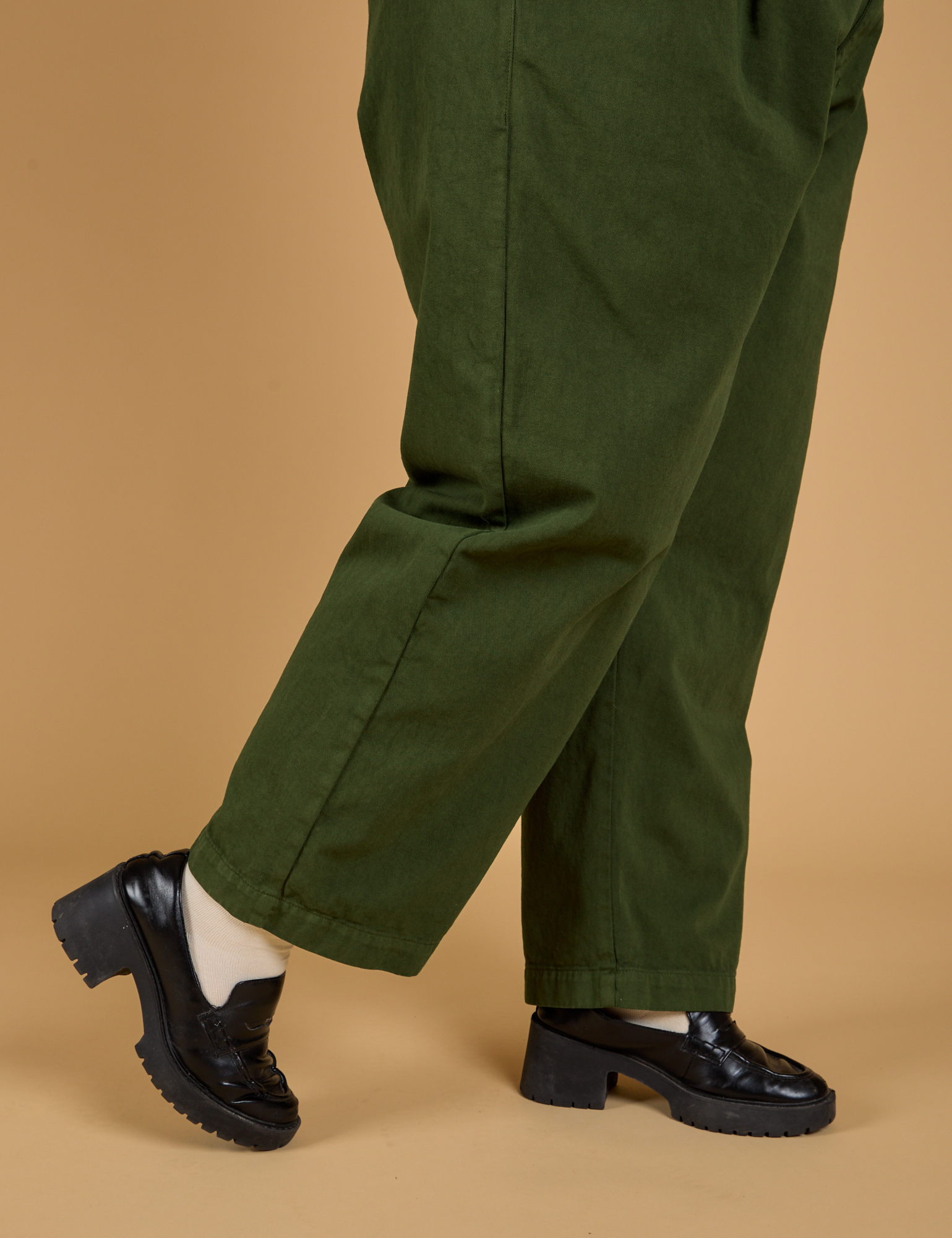 Baggy Mid-Rise Trousers in Evergreen side pant leg close up on Juliet