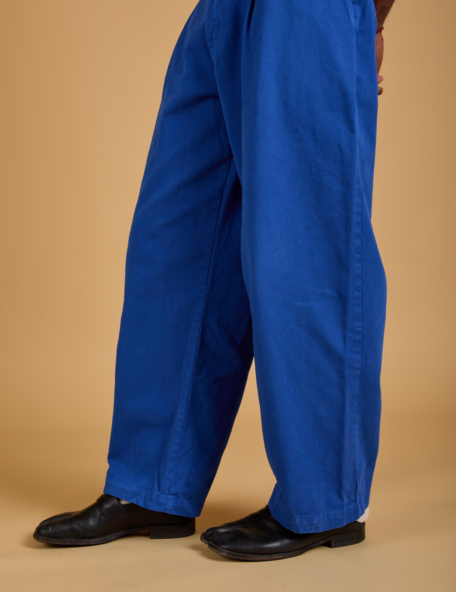 Pant leg side view close up of Baggy Mid-Rise Trousers in Royal Blue on Jerrod