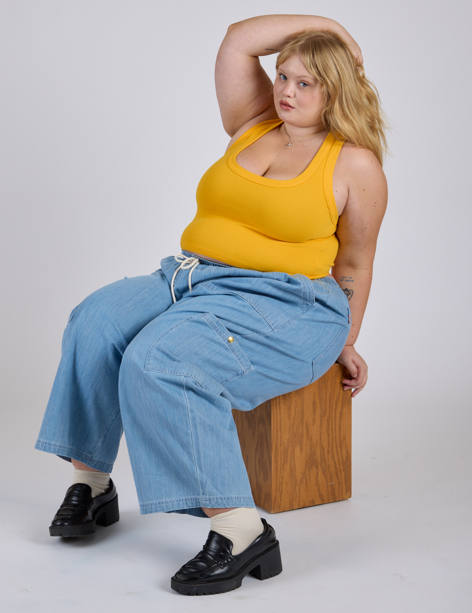 Juliet is wearing Cropped Tank Top in Sunshine Yellow and light wash Denim Drop Pocket Pants