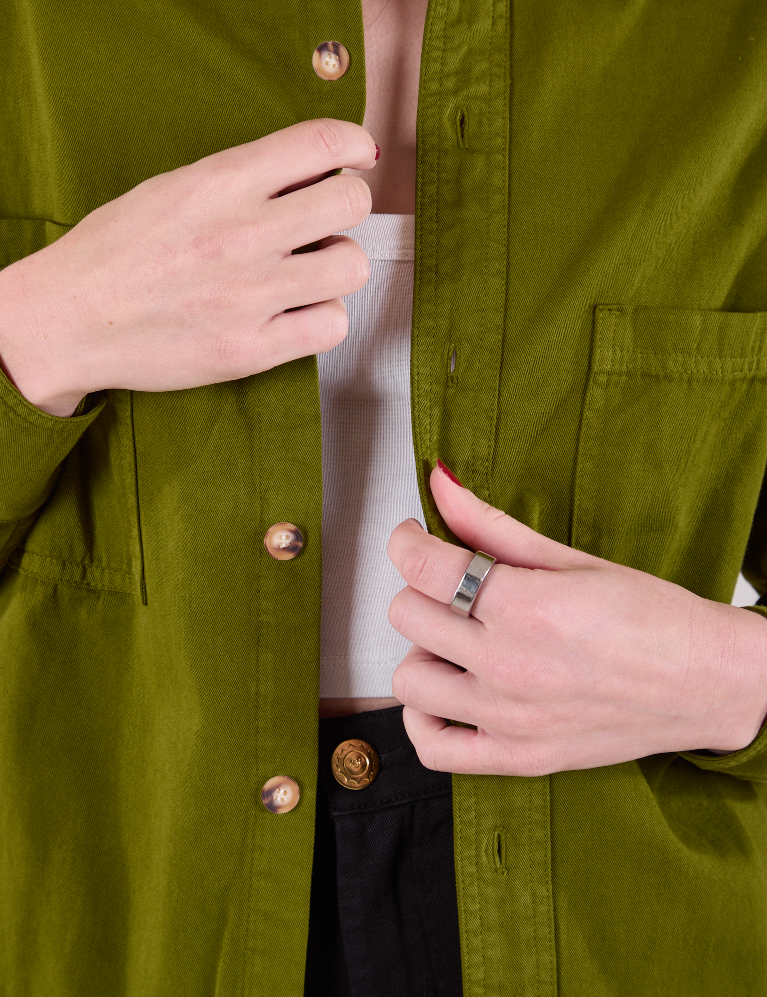 Cropped Overshirt in Summer Olive close up on Alex