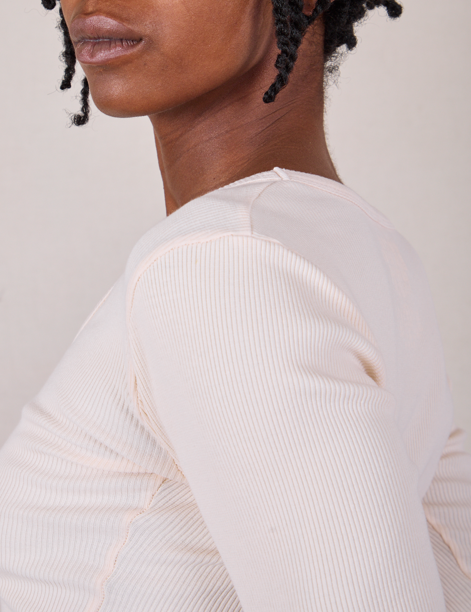 Long Sleeve V-Neck Tee in Vintage Tee Off-White shoudler close up on Cheyann