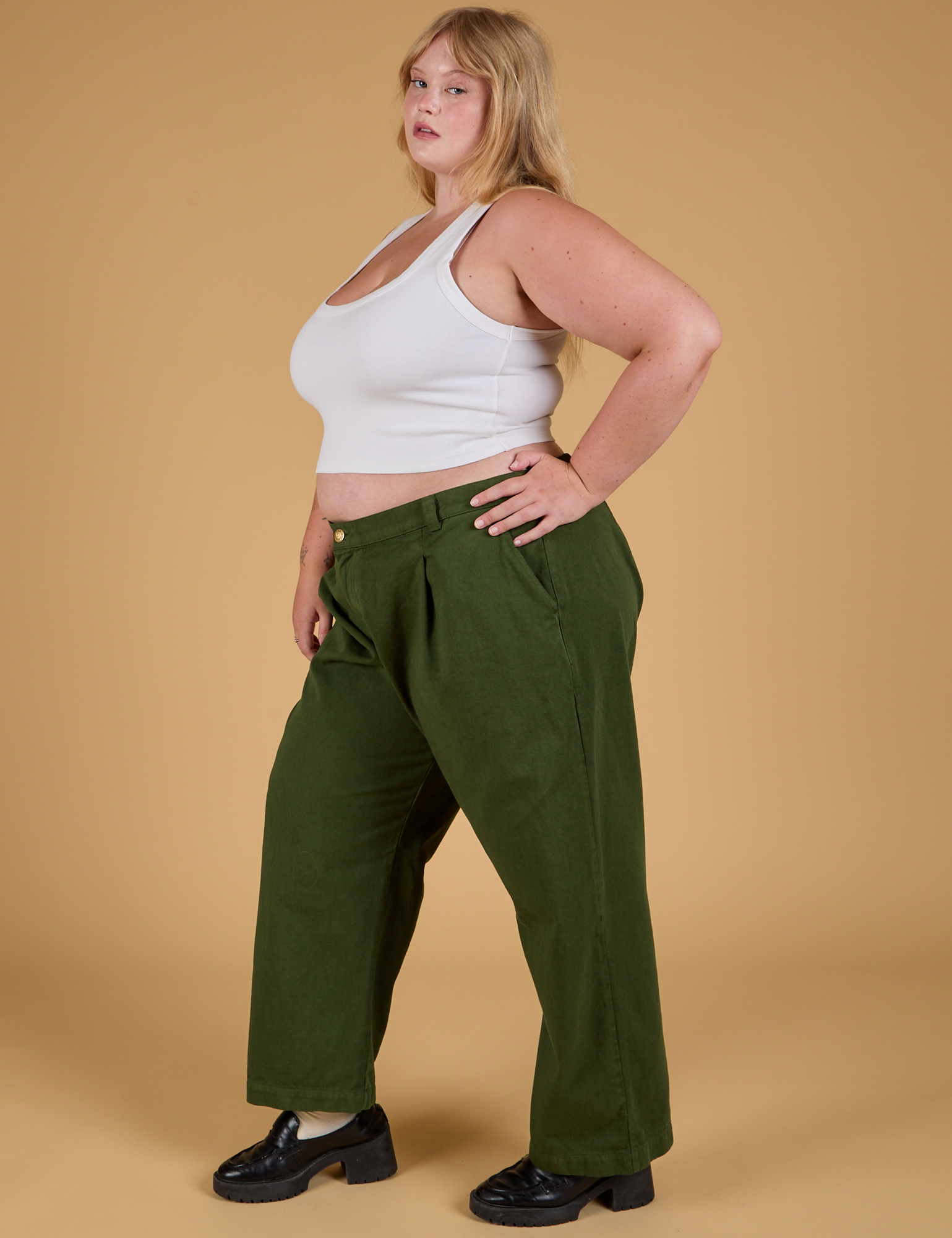 Baggy Mid-Rise Trousers in Evergreen side view on Juliet