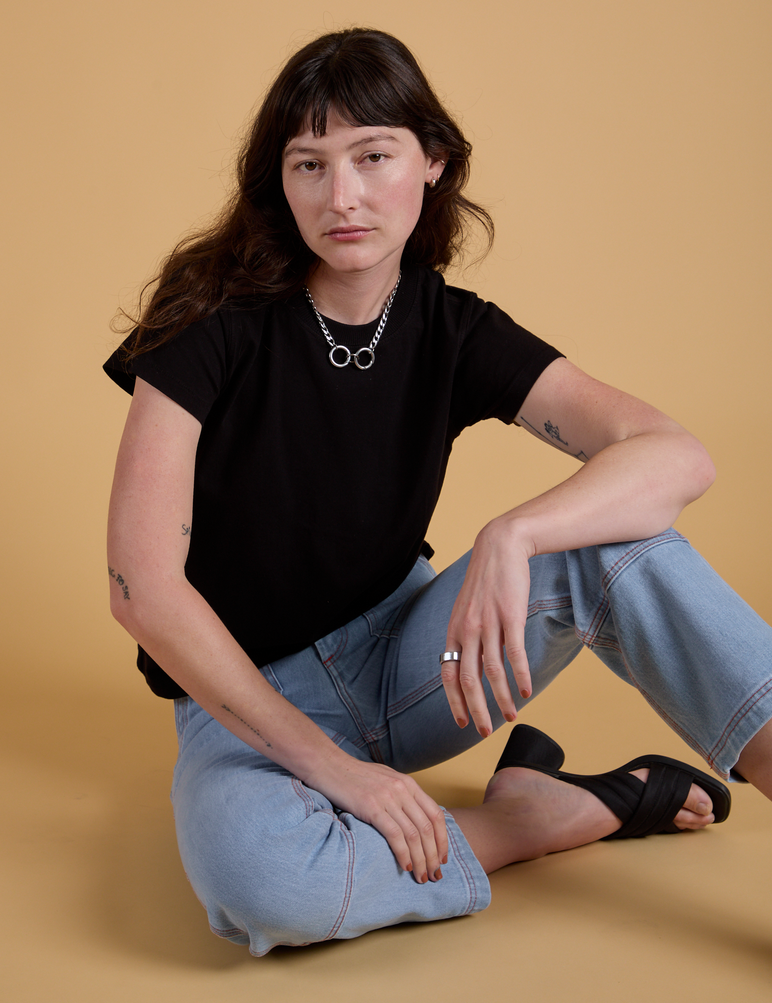 Alex is wearing Organic Vintage Tee in Basic Black and light wash Carpenter Jeans