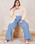 Marielena is wearing Oversize Overshirt in Vintage Off-White, vintage off-white Tank Top and light wash Sailor Jeans