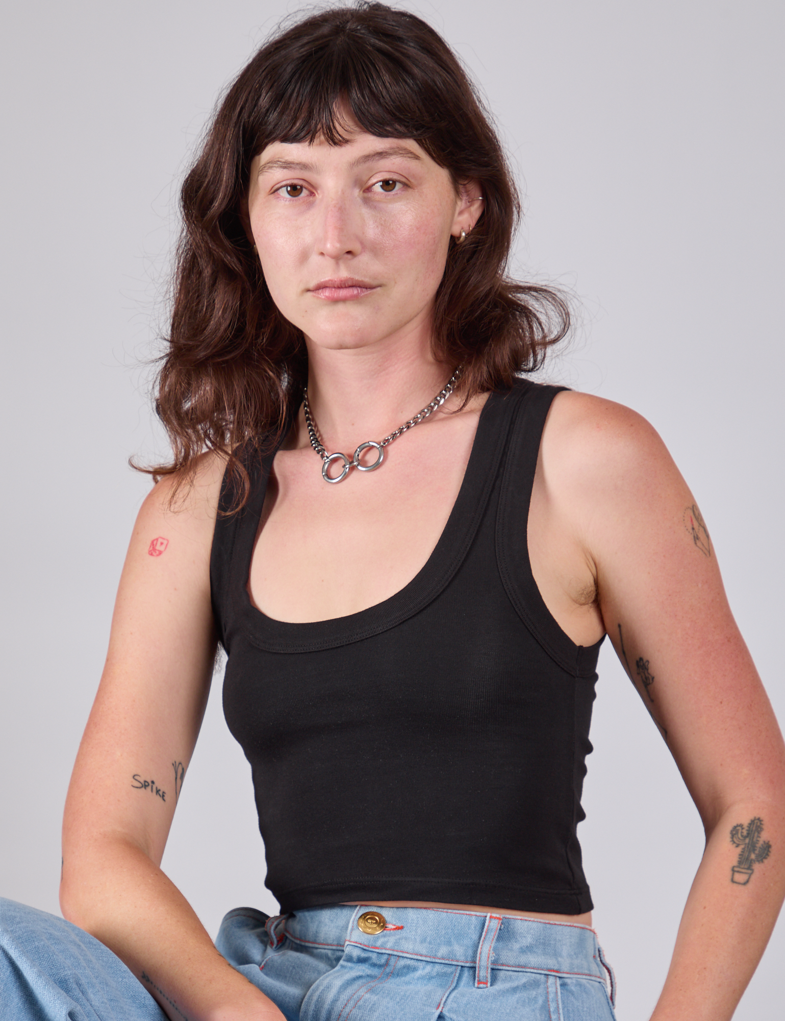 Alex is 5&#39;8&quot; and wearing P Cropped Tank Top in Basic Black